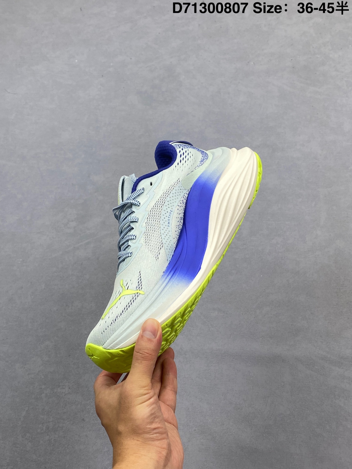 💰290 彪马Puma Race TO Beat The Elite 低帮专业越野跑步鞋 实拍首发👏 这款鞋5mm的前后掌落差能让你贴近自然跑的步态 使你的身体对鞋子的缓震和支撑特性依赖变少 从而增加自身的下肢力量 鞋底防滑性能在下坡的石板台阶和原始路面都有很好的表现 厚底设计 在快速下坡时起到缓震保护作用 减少重力给予脚踝、膝部、髋关节等处带来的冲击力 官方货号: 310089-03 尺码:如图 D71300807