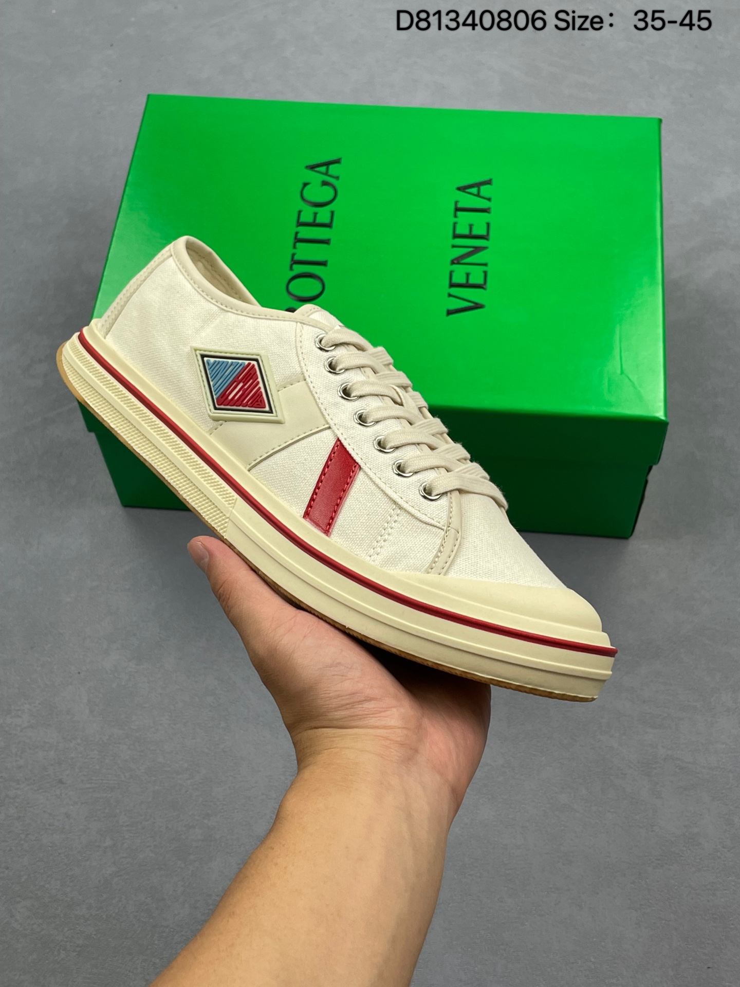 💰350
Bottega Veneta 葆蝶家BV最新款Orbit Flash系列  情侣款 复古 芭蕾舞 休闲 运动鞋 跑步 阿甘鞋
原版购入开发 做货 Bottega Veneta 以 90年代自由随性的复古风格为灵感，推出全新的中性运动鞋 Orbit 系列 在保证休闲舒适的同时，不乏造型设计的精细雕琢，以精致前卫的设计带来全新的演绎，在功能与廓形的碰撞中致敬个性风采、打造永不过时的造型风格。动态”是Matthieu Blazy 的重要设计理念之一。在穿着舒适的同时，还可以优雅修饰足部线条，更能自由搭配裤装或裙装，轻松驾驭多种日常风格
配送专柜精美包装 
​尺码:如图
D81340806