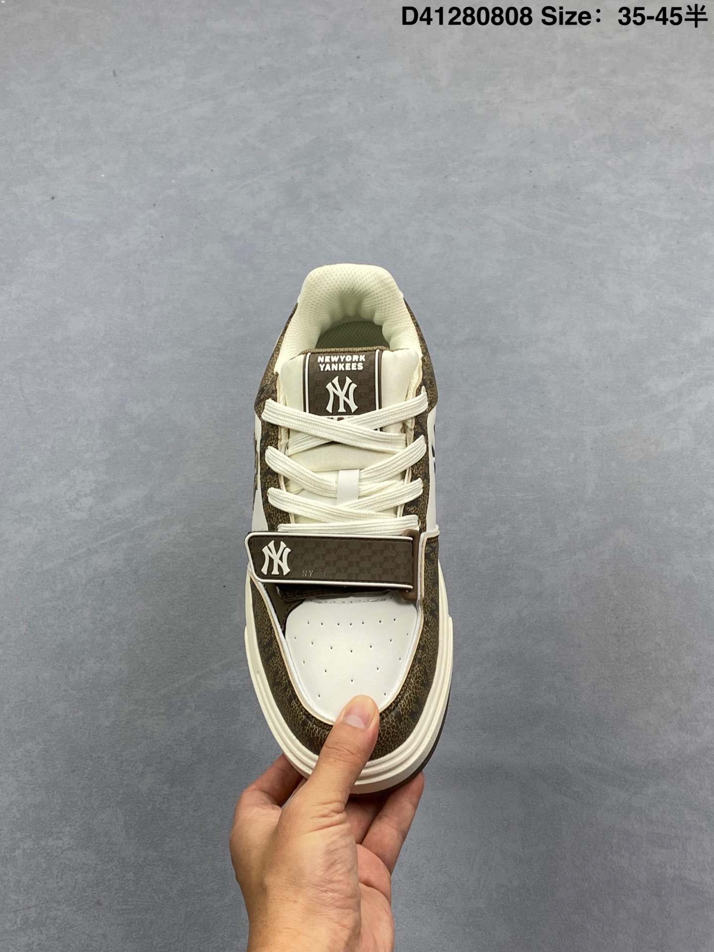 💰280
韩国MLB 男女复古老爹(MLB) BIGBALL CHUNKY WINDOW 复古印花 男女厚底增高纽约洋基队老爹运动休闲鞋 。MLB他们家老爹鞋一直都是深受大家喜爱的,版型好看,厚底增高效果也明显,上脚很百搭,脚感偏舒适,颜色也很好看,每个颜色都有自己的特点特别好搭配衣服,巨显腿长(增高5- -6cm)而且四季都可以穿。街头潮人出去凹造型必备啦~ 放心大胆冲!!
类型:男女鞋
货号:3ASHBC104N
码数:36-45含半码
编码:D41280808