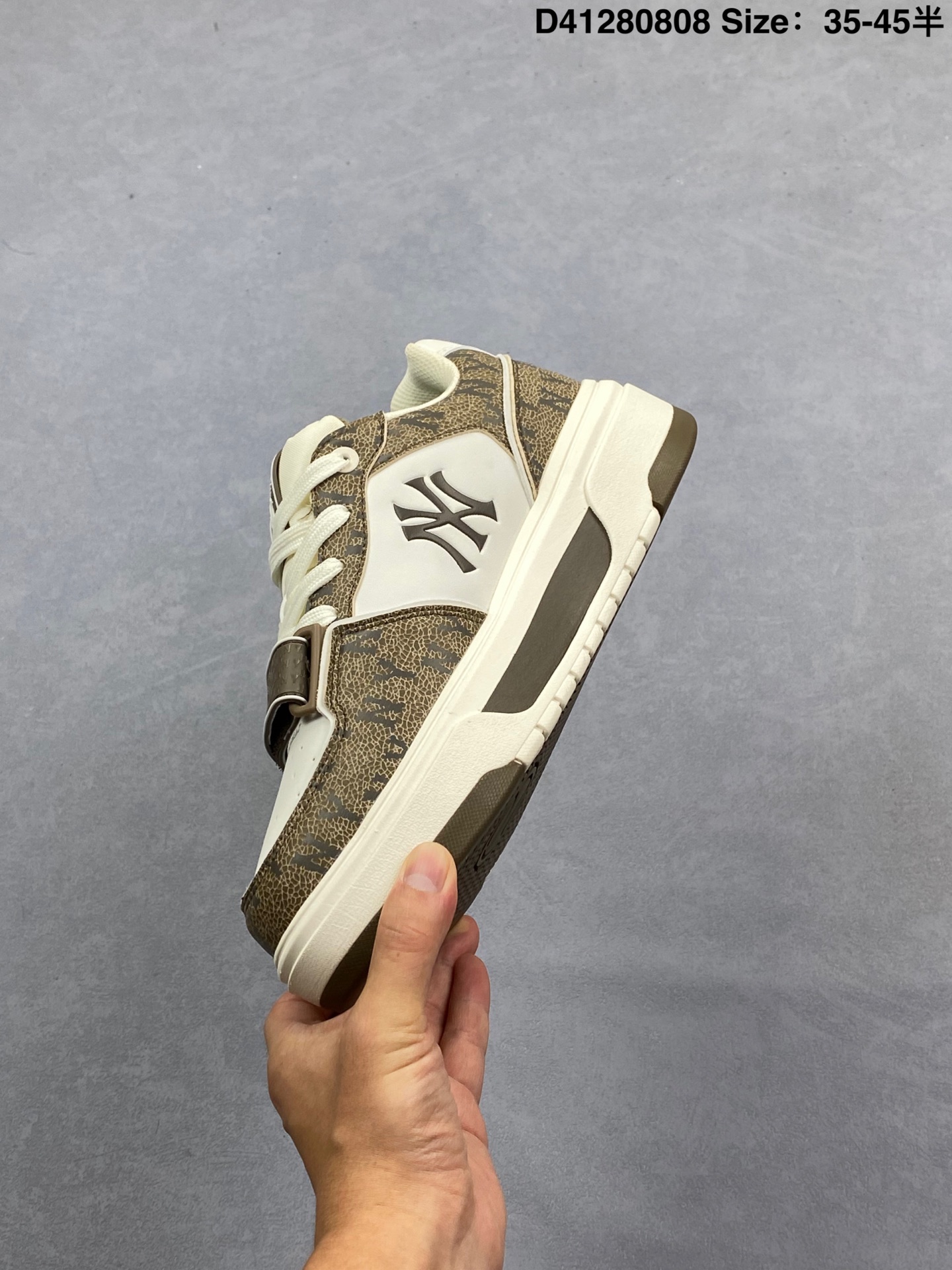 💰280
韩国MLB 男女复古老爹(MLB) BIGBALL CHUNKY WINDOW 复古印花 男女厚底增高纽约洋基队老爹运动休闲鞋 。MLB他们家老爹鞋一直都是深受大家喜爱的,版型好看,厚底增高效果也明显,上脚很百搭,脚感偏舒适,颜色也很好看,每个颜色都有自己的特点特别好搭配衣服,巨显腿长(增高5- -6cm)而且四季都可以穿。街头潮人出去凹造型必备啦~ 放心大胆冲!!
类型:男女鞋
货号:3ASHBC104N
码数:36-45含半码
编码:D41280808