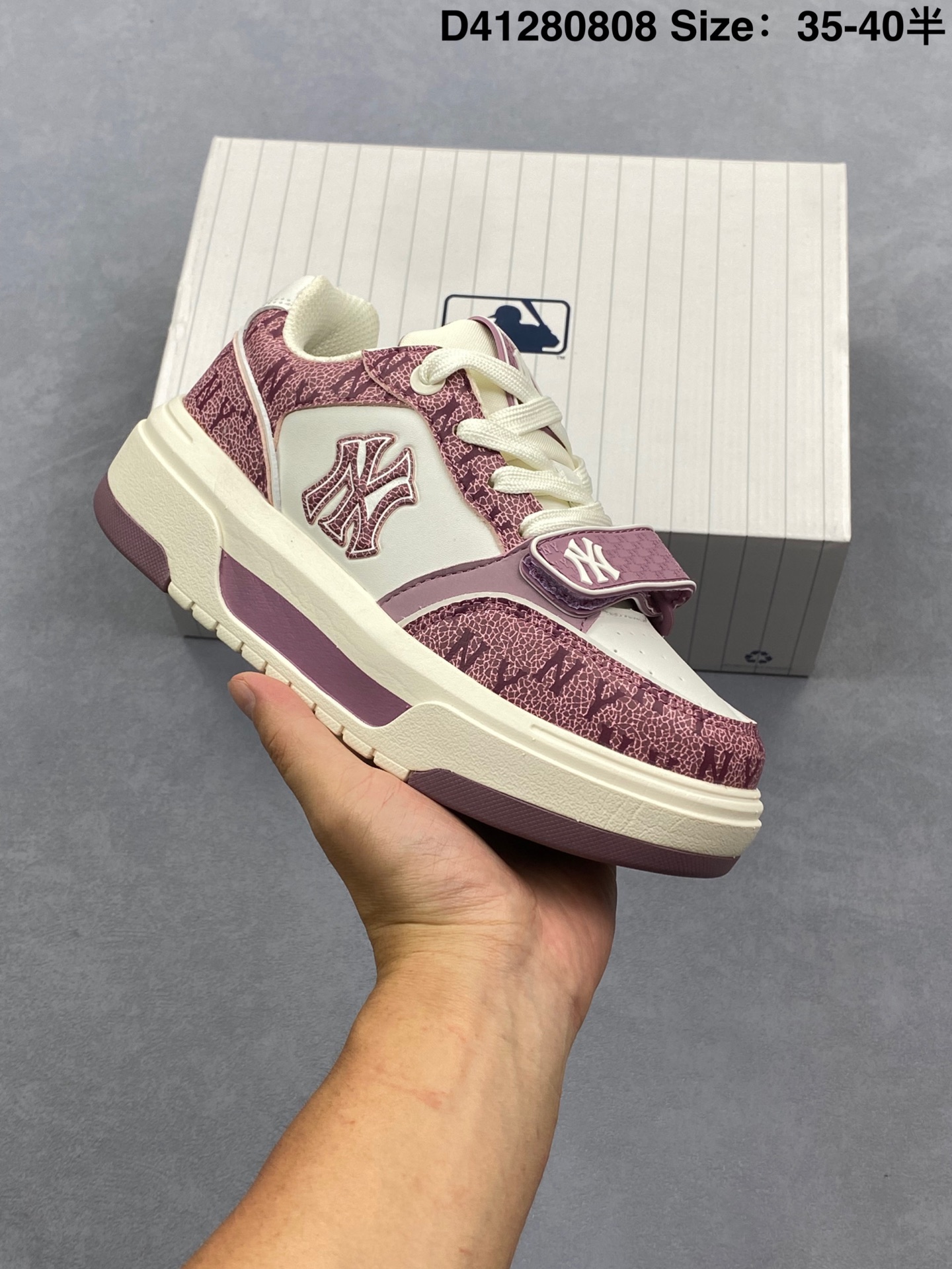 💰280
韩国MLB 男女复古老爹(MLB) BIGBALL CHUNKY WINDOW 复古印花 男女厚底增高纽约洋基队老爹运动休闲鞋 。MLB他们家老爹鞋一直都是深受大家喜爱的，版型好看，厚底增高效果也明显,上脚很百搭，脚感偏舒适，颜色也很好看，每个颜色都有自己的特点特别好搭配衣服，巨显腿长(增高5- -6cm)而且四季都可以穿。街头潮人出去凹造型必备啦~ 放心大胆冲!!

类型：男女鞋
货号：3ASHBC104N 
码数：35-40含半码
编码：D41280808