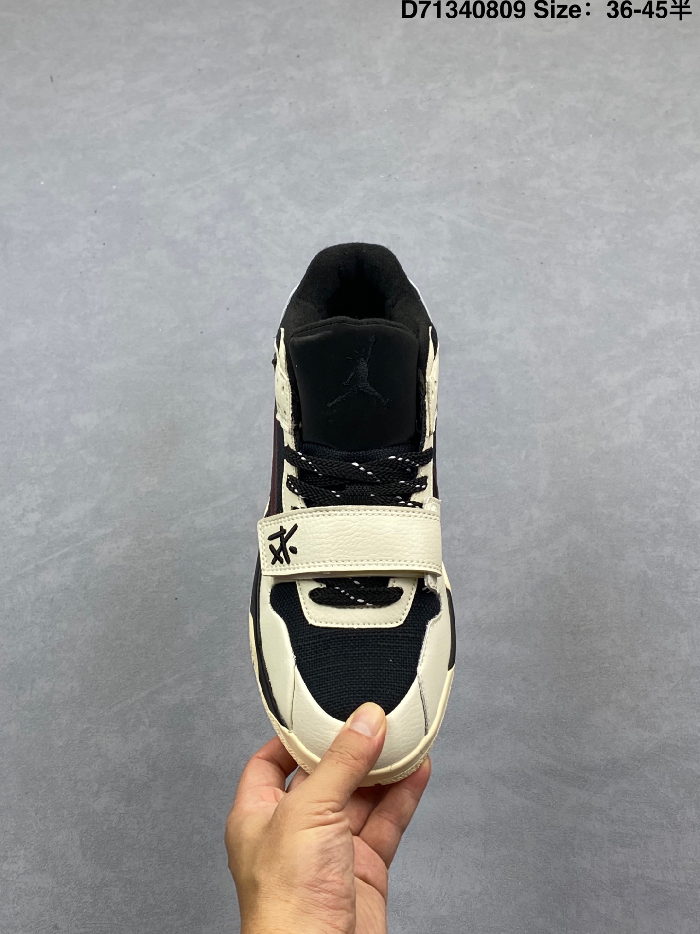 💰170
公司级✅Travis Scott 的 Jordan Jumpman Jack 训练鞋“Taupe Haze”亮相 Nike 耐克 新款JUMPMAN 乔丹缓震运动训练实战篮球球鞋篮球鞋。除了保留了标志性的”倒钩“元素外,还呼应了Cactus Jack音乐品牌的”JACK“爆裂纹鞋底。由于材质的不同,每个配色都拥有相应的设计方案,而其他设计语言都保持了一致。
类型:男女鞋
货号:FZ8117-101
码数:36-45含半码
编码:D71340809