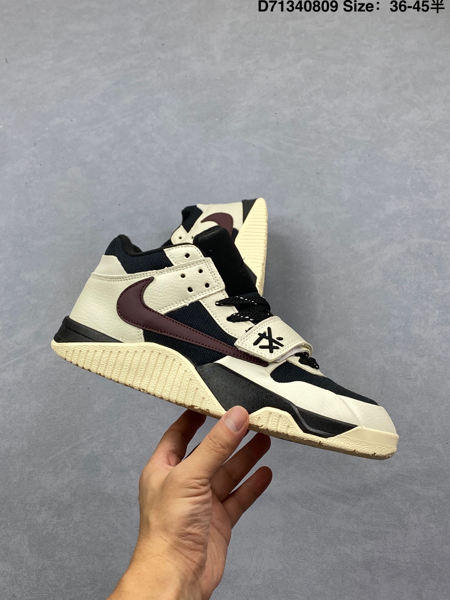 💰170
公司级✅Travis Scott 的 Jordan Jumpman Jack 训练鞋“Taupe Haze”亮相 Nike 耐克 新款JUMPMAN 乔丹缓震运动训练实战篮球球鞋篮球鞋。除了保留了标志性的”倒钩“元素外,还呼应了Cactus Jack音乐品牌的”JACK“爆裂纹鞋底。由于材质的不同,每个配色都拥有相应的设计方案,而其他设计语言都保持了一致。
类型:男女鞋
货号:FZ8117-101
码数:36-45含半码
编码:D71340809