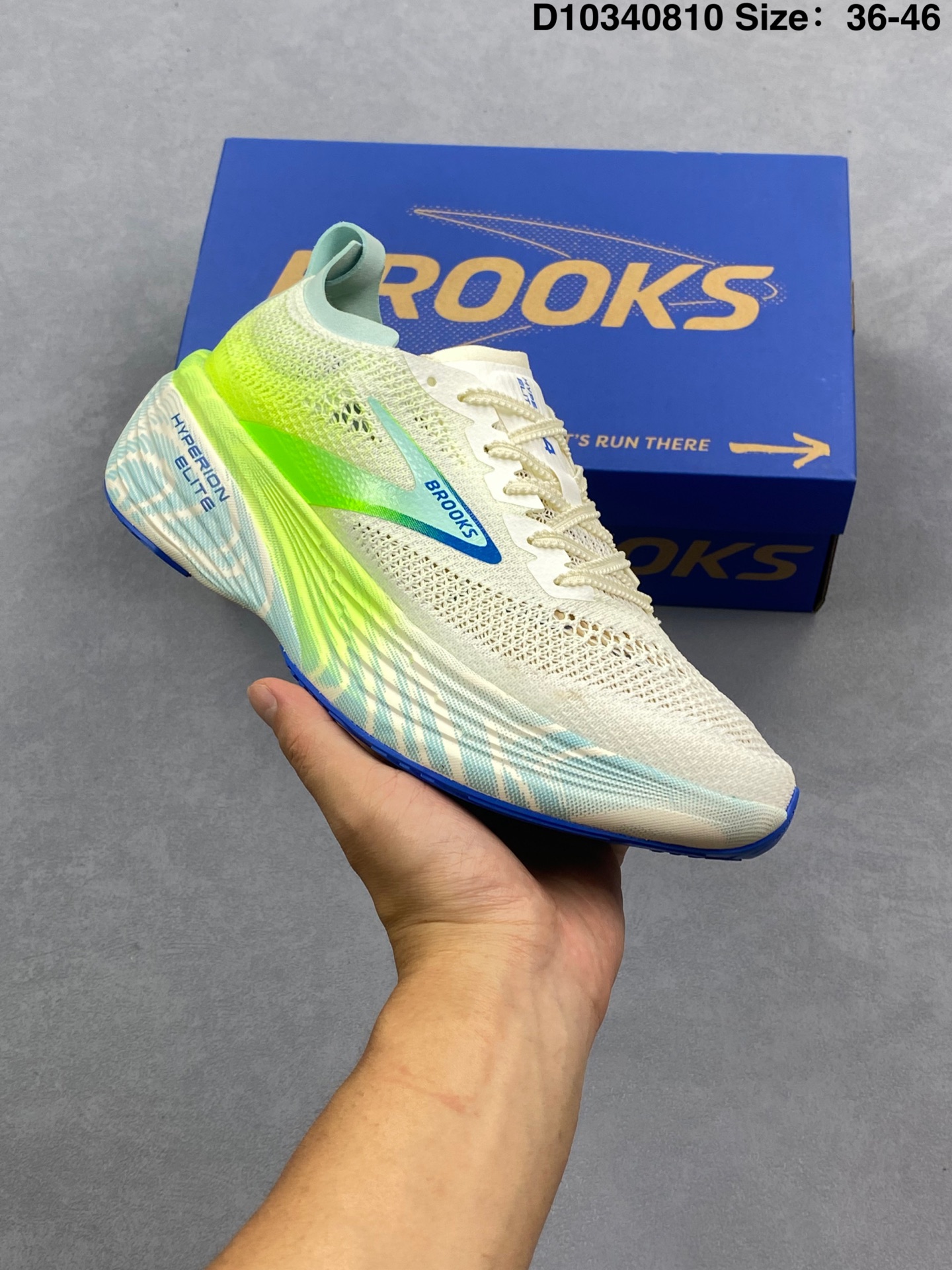 💰170
【新品🔥公司级】独家新款 布鲁克斯(BROOKS)龙卷风Hyperion Elite 4PB碳板跑鞋 老爹鞋 厚底增高缓震慢跑鞋,Brooks Hyperion Elite 4采用了精密编织的高密度提花网眼技术,通过分区编织工艺实现动态包裹。不同密度的纱线在脚背、足弓等关键部位形成支撑结构,既保证了跑步时的锁定性,又维持了极致的透气性。鞋面材质的延展性使得窄楦鞋型也能适应中等脚型,后跟处的天鹅绒材质解决了磨脚问题。中底方面,Hyperion Elite 4搭载了全新的DNA Gold氮气发泡中底,这种100% PEBA材质在减重11%的基础上,能量反馈显著提升。中底呈现出“慢跑软弹、加速韧弹”的双重特性,长距离训练时能清晰感知前掌的弹射效应,间歇跑阶段则提供迅捷的触地反馈。此外,鞋底采用了RapidRoll Rocker波浪形中底结构,配合8mm坡差设计,有效降低了步态周期中的能量损耗。
货号: 100053
编码:D10340810
Size:36~46