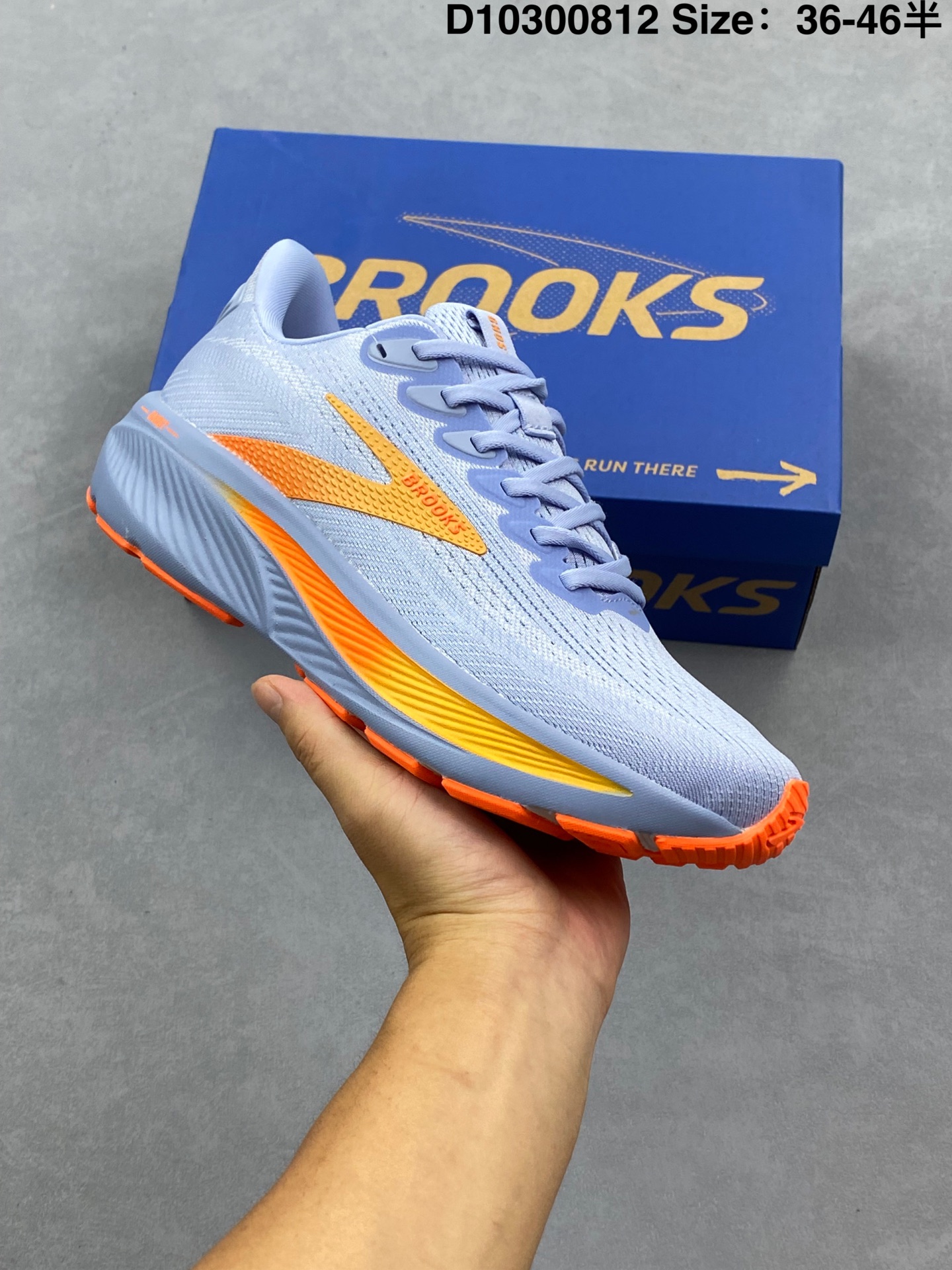 💰150
【新品🔥公司级】独家新款 布鲁克斯(BROOKS)龙卷风Hyperion Elite 4PB碳板跑鞋 老爹鞋 厚底增高缓震慢跑鞋,Brooks Hyperion Elite 4采用了精密编织的高密度提花网眼技术,通过分区编织工艺实现动态包裹。不同密度的纱线在脚背、足弓等关键部位形成支撑结构,既保证了跑步时的锁定性,又维持了极致的透气性。鞋面材质的延展性使得窄楦鞋型也能适应中等脚型,后跟处的天鹅绒材质解决了磨脚问题。中底方面,Hyperion Elite 4搭载了全新的DNA Gold氮气发泡中底,这种100% PEBA材质在减重11%的基础上,能量反馈显著提升。中底呈现出“慢跑软弹、加速韧弹”的双重特性,长距离训练时能清晰感知前掌的弹射效应,间歇跑阶段则提供迅捷的触地反馈。此外,鞋底采用了RapidRoll Rocker波浪形中底结构,配合8mm坡差设计,有效降低了步态周期中的能量损耗。
货号: 120431
编码:D10300812
Size:36~46
