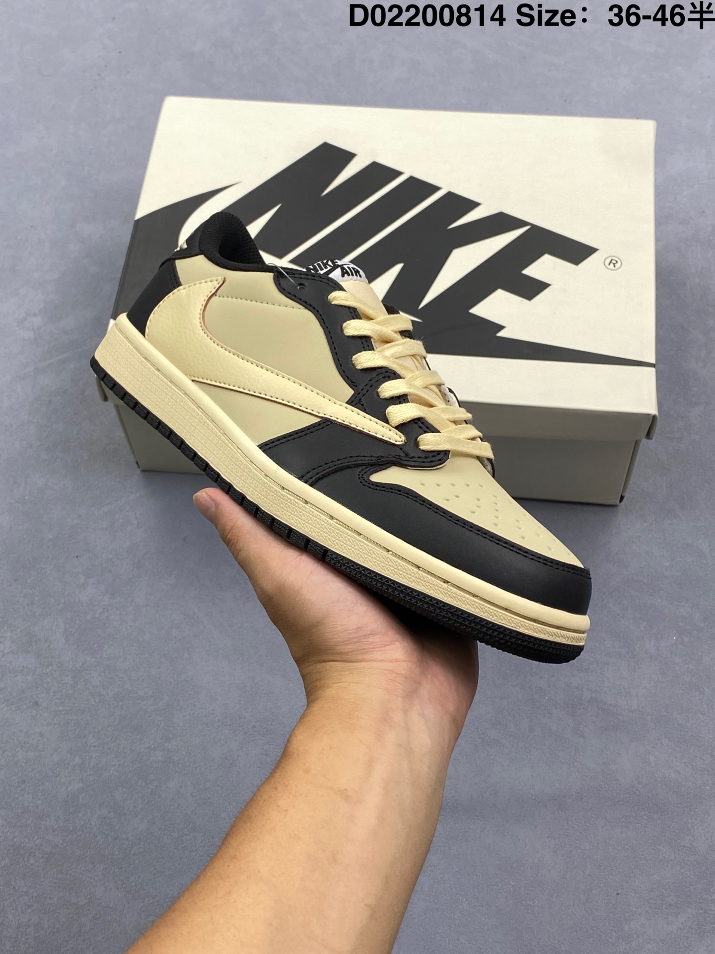 💰100
Travis Scott x Air Jordan 1 Low 低帮 米黑倒勾联名 AJ1 乔丹1代 aj1 乔1 低邦 米黄黑倒勾联名 乔丹篮球鞋系列 鞋身整体以粉色为底搭配黑色框架呈现,标志性的反钩Swoosh Logo采用白色呈现,内侧则辅以黑色Swoosh Logo点缀,鞋舌等多处TS标志性元素均得以保留;鞋舌黑色绣标上点缀黑色Nike Swoosh Logo,鞋身内侧Cactusc Jack厂牌Logo采用粉色点缀,后跟的鬼脸标志以及Wings Logoz均采用粉色缝线打造,彰显联名身份;中底部分也使用了氧化做旧效果,外底则采用黑色橡胶完善整体设计收尾。
货号:DM7866-201
尺码:如图
D02200814