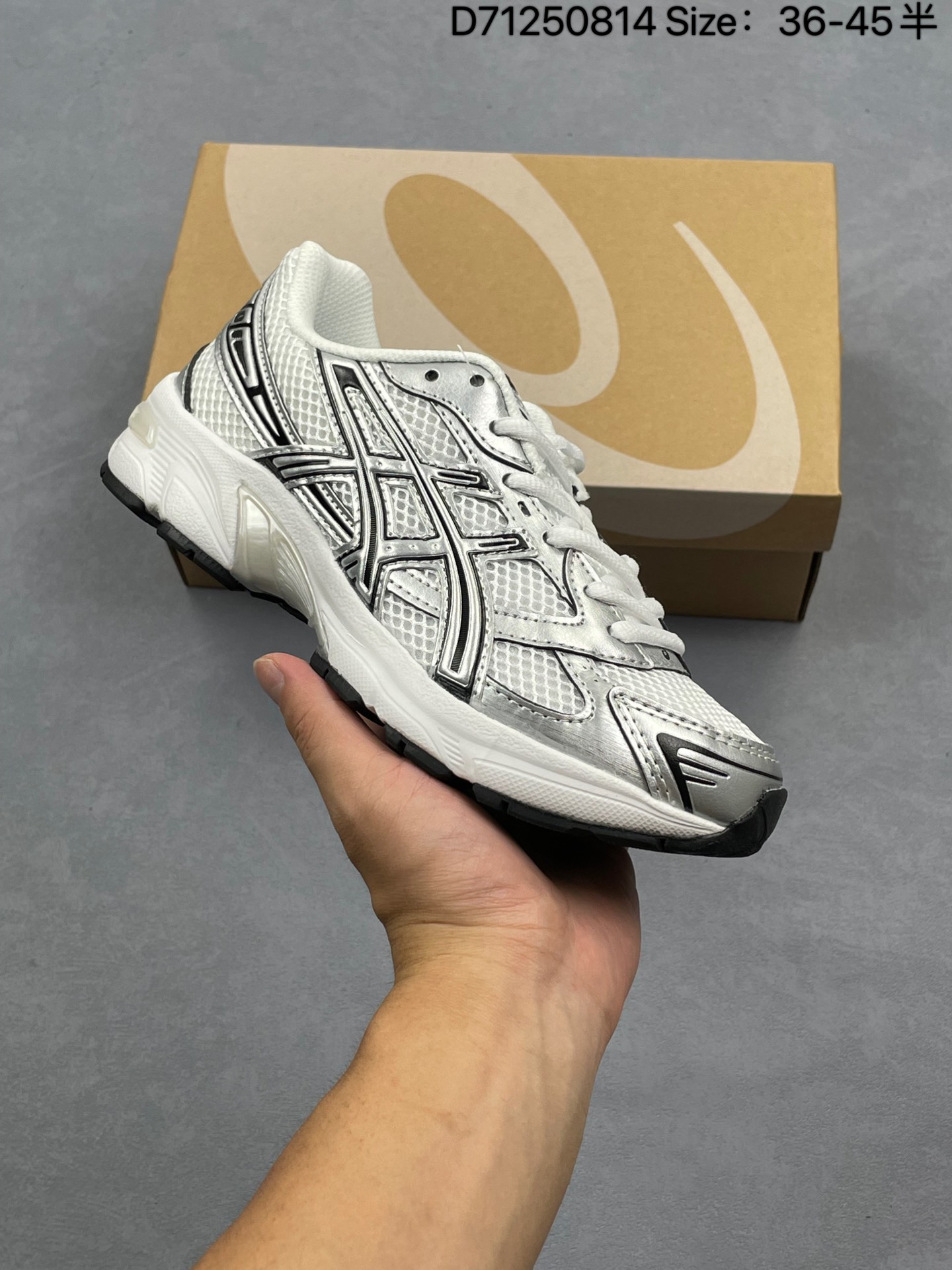 合集💰125
Gallery Department x Asics Gel-1130 亚瑟士系列低帮复古休闲运动慢跑鞋 相信各位一定对 Gallery Department 不陌生了，凭借 Remake Carhartt 伐木裤和 Levi‘s 牛仔裤，在潮流圈崭露头角。此前，还与法国奢侈品牌 LANVIN 推出的联名鞋款，更是获得众多鞋迷们的喜爱。近日，Gallery Department 与 ASICS 携手推出全新联名，快来看看吧 本次设计以经典的ASICS GEL-1130鞋型为蓝本。第一双采用做旧白色搭配银色点缀，复古气质十足。鞋面采用选择网眼织物和皮革面料包裹，使质感得以保证。鞋中底处印有 DEPT. 字样，彰显联名鞋款身份。最后以搭载 GEL 缓震胶科技的中底收尾，完善整体造型设计。第二双采用大面积米白色妆点，浅蓝色点缀，相较于上一款更加清新。其他设计与上一款相同。
编号：D71250814
货号：1201B020-100
尺码：看图所示