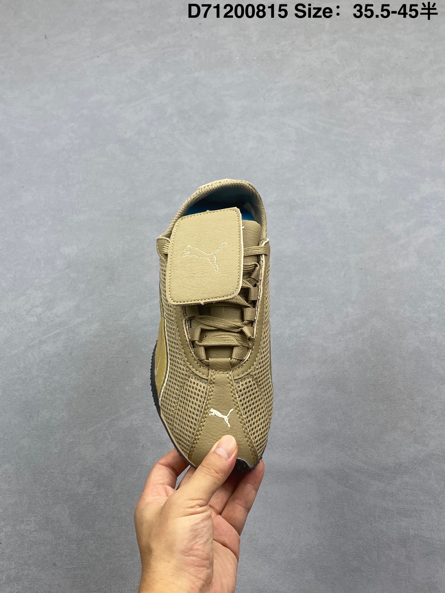 💰100
Open Yy x Puma H-Street 灰棕色
联名款薄底低帮专业越野德训鞋
PUMA H-STREET的设计巧妙融合了经典与创新透气网面鞋身是对复古运动美学的致敬它不仅延续了PUMA一贯的运动基因更保证了穿着时的舒适度与透气性让双脚在夏日也能自由“呼吸” 经典的鞋型设计带着岁月沉淀的韵味
货号:405046-01
尺码:35 36 36.5 37 38 38.5 39 40 40.5 41 42 42.5 43 44 45
编码:D71200815 Size:35-45半