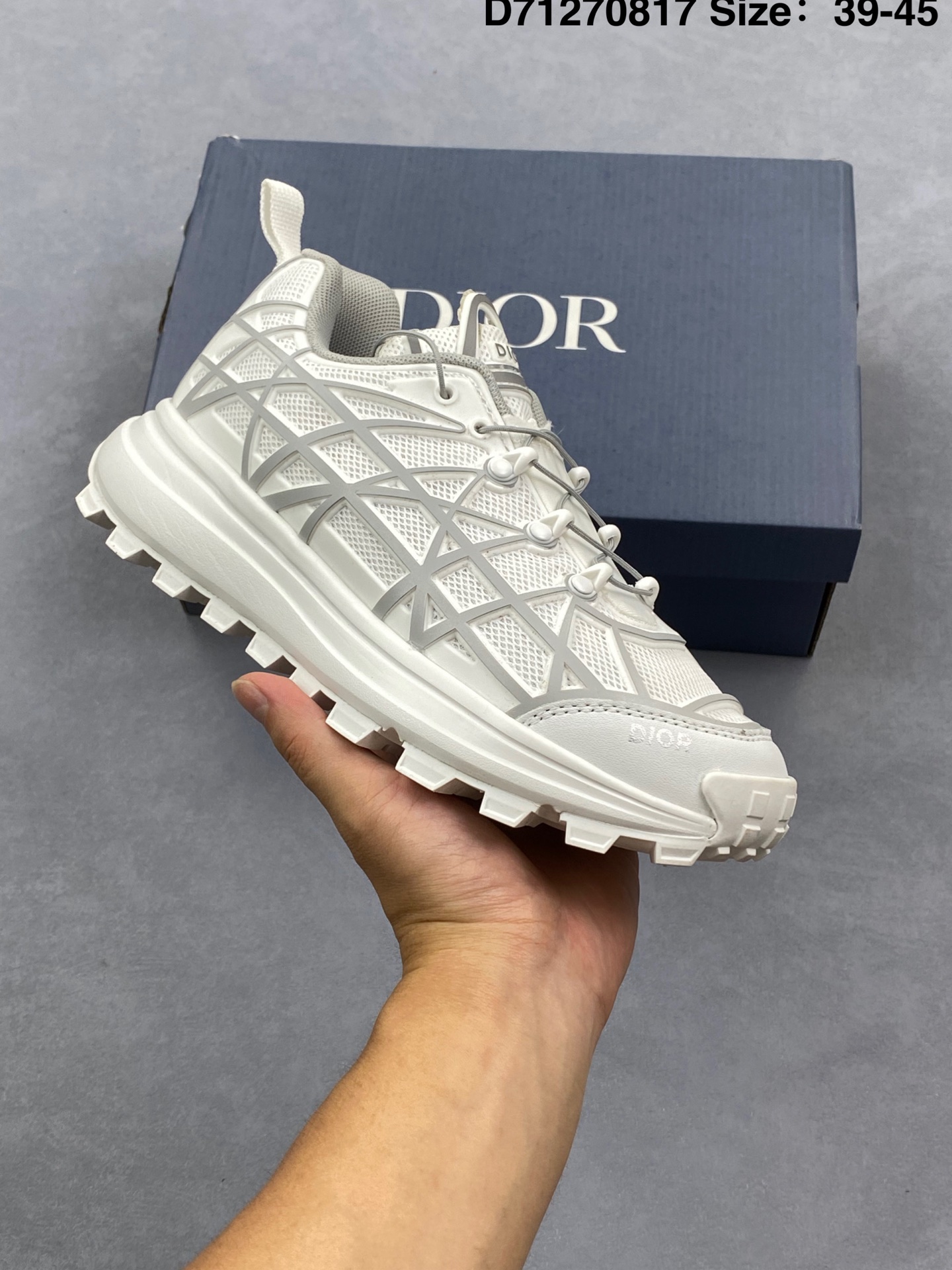 合集💰135
✅Dior B30 迪奥网眼织物低帮运动休闲鞋 该款系列采用黑网色眼织物白和色科技料面精心制 作饰以反光“CD30”图形标志 外格轻盈的刻雕效果橡胶鞋搭底配标志性点的缀提升格调 内弹部力细节塑造想理的舒适穿着体验可与各休式闲造型配搭 彰显尚时现代的运风动范
货号:3SN279ZRF H900
尺码:如图
D71270817