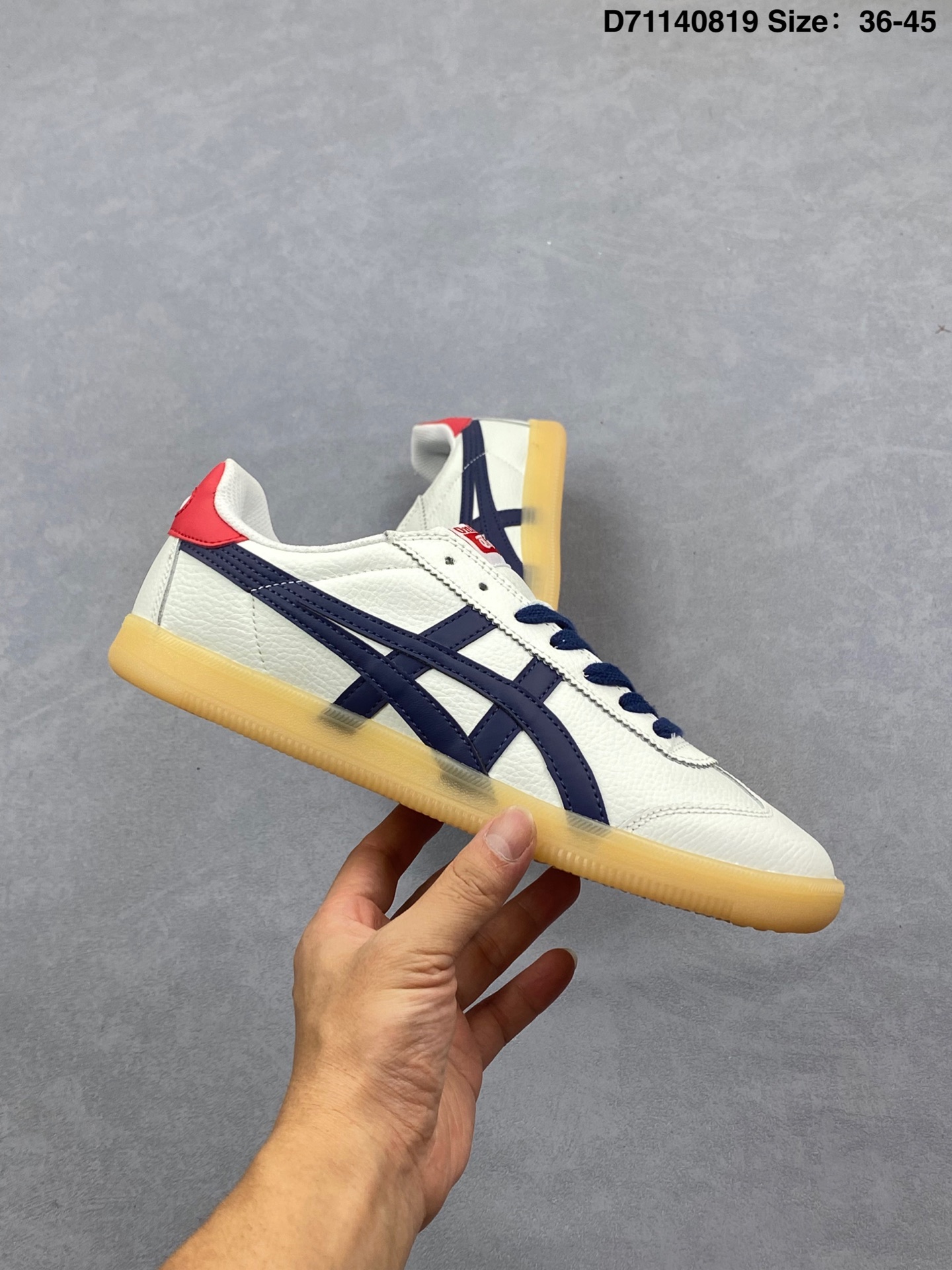 💰70
亚瑟士 Onitsuka Tiger Tokuten复古低帮休闲跑鞋 实拍首发
TOKUTEN的灵感来源于80年代的室内用鞋
T-TOE前足补强设计 室内鞋的橡胶大底元素
复古经典 是TIGER拥趸追捧款
鞋跟 鞋舌处印有鬼塚虎特有的品牌logo标志
提升品牌的认知度 柔软内里材质 穿着更加舒适
改良后的鞋底设计 更具防滑性
size:如图所示
货号:1183B938-100
编码:D71140819