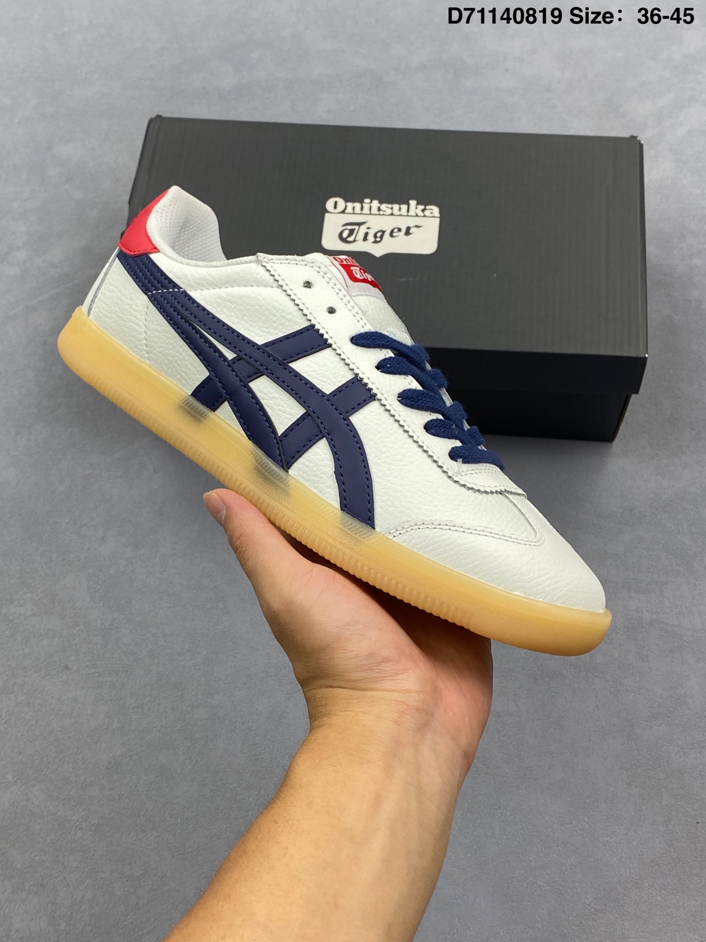 💰70
亚瑟士 Onitsuka Tiger Tokuten复古低帮休闲跑鞋 实拍首发 
TOKUTEN的灵感来源于80年代的室内用鞋
T-TOE前足补强设计 室内鞋的橡胶大底元素
复古经典 是TIGER拥趸追捧款
鞋跟 鞋舌处印有鬼塚虎特有的品牌logo标志
提升品牌的认知度 柔软内里材质 穿着更加舒适
改良后的鞋底设计 更具防滑性
size:如图所示
货号：1183B938-100
编码：D71140819