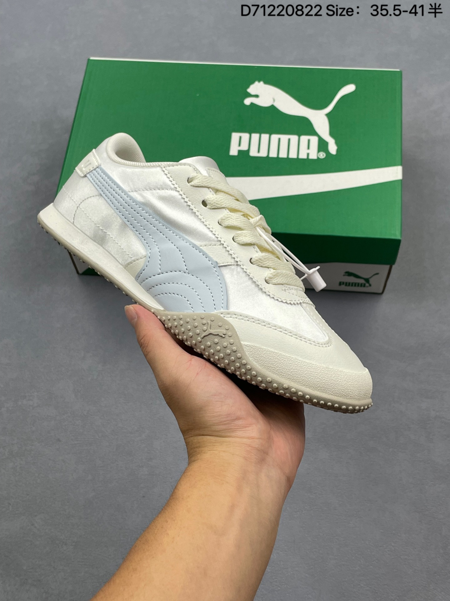 💰110
彪马Puma H-Street
低帮专业越野德训鞋 实拍首发 
PUMA H-STREET的设计巧妙融合了经典与创新
透气网面鞋身是对复古运动美学的致敬
它不仅延续了PUMA一贯的运动基因
更保证了穿着时的舒适度与透气性
让双脚在夏日也能自由“呼吸” 经典的鞋型设计
带着岁月沉淀的韵味
官方货号: 405259
编码：D71220822
 Size:35.5～41半