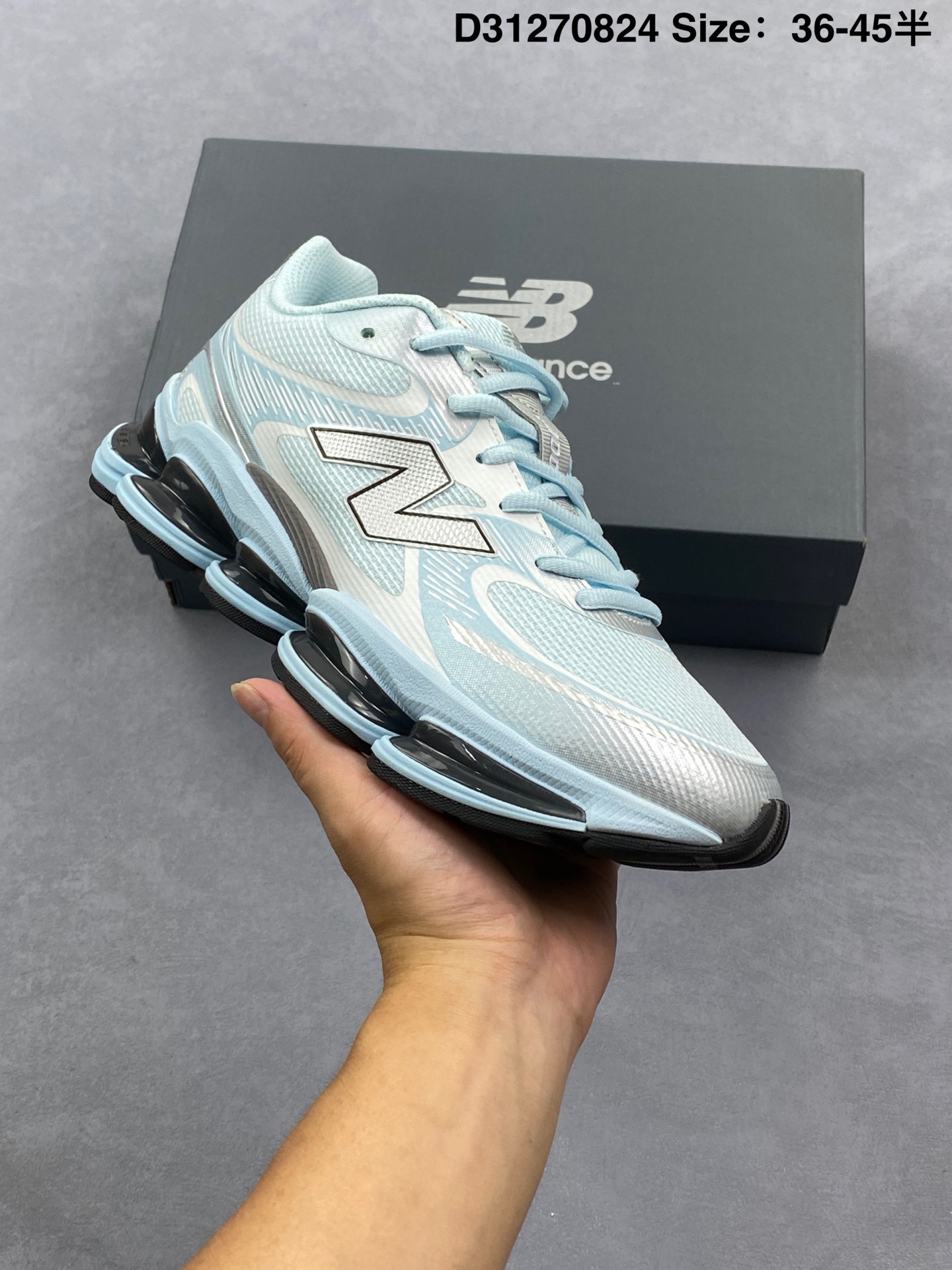 New Balance 2000 NB2000 新百伦2000 纽巴伦2000 低帮 粉色 男女同款 舒适百搭防滑耐磨低邦休闲跑步鞋 以其独特的设计和出色的舒适度备受青睐;这款鞋子采用轻盈透气的网面材质,确保双脚在穿着时保持干爽;鞋身搭配简约的线条设计,既时尚又不失低调;鞋面线条设计精巧,层次感十足,既融入了现代时尚元素,又保留了经典韵味.细节方面,鞋舌和鞋侧均印有New Balance的经典Logos,彰显品牌魅力.极具视觉冲击力的5根ABZORBL缓震科技更是一大亮点,以及无缝鞋面的设计,加上3M反光材质的装饰,能够高效吸收行走时产生的冲击力,即便长时间穿着也能保持舒适,真正做到了将时尚与功能性完美融合. 货号:U2000EA. 编码:D31270824