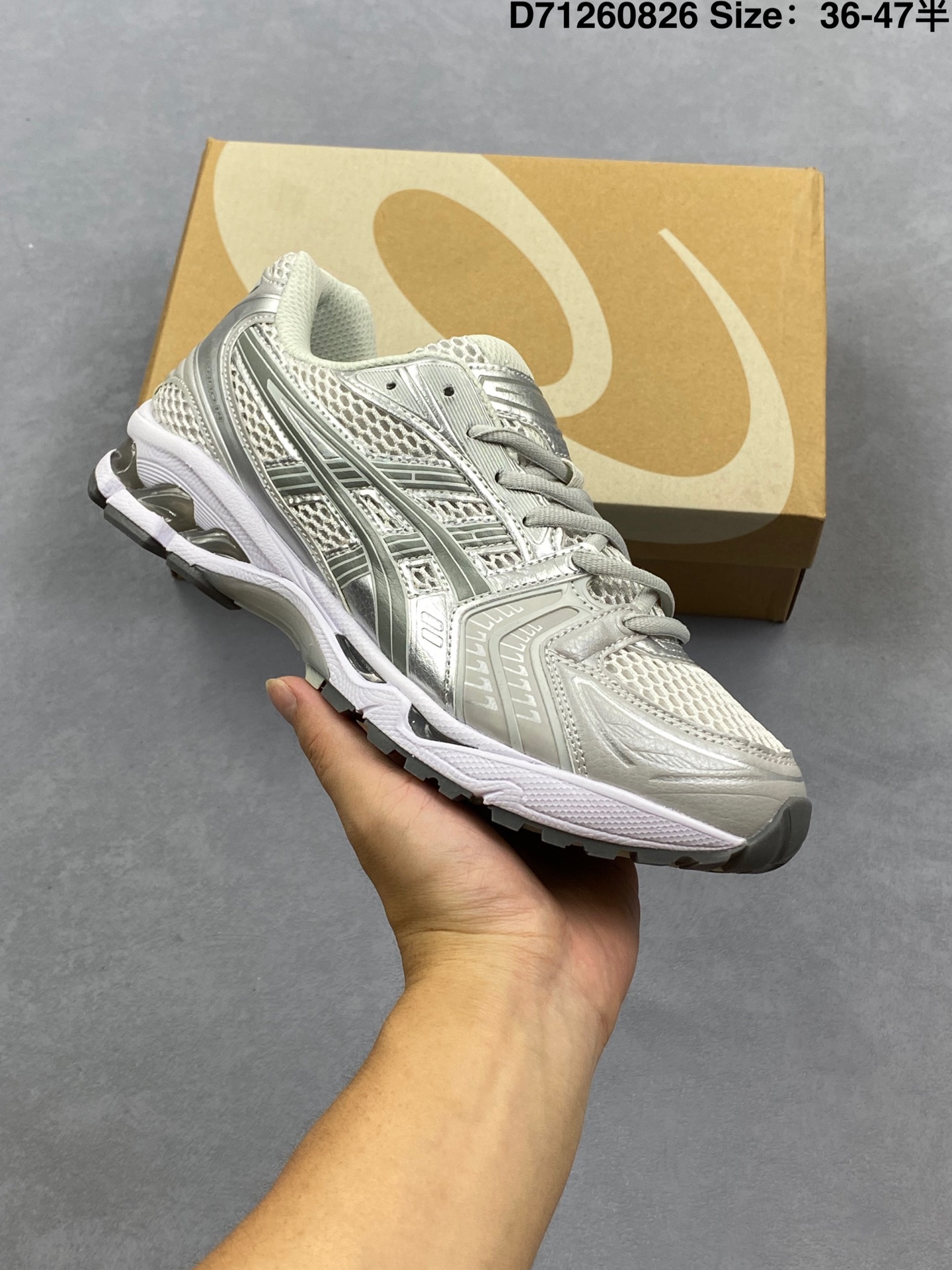💰130
Asics Gel-Kinsei Blast LE 阿斯克斯 亚瑟士 Gel-Kinsei Blastg沿袭了亚瑟士一贯的简洁时尚设计,绿色为主色调,搭配醒目的绿银线条,极具辨识度;鞋面采用透气网布材质,轻质且具有很好的透气性,鞋头部分采用流线型设计,能够很好地包裹脚趾,鞋垫采用记忆海绵材质,贴合脚型,能够有效缓冲地面对双脚的冲击;最大的亮点就是其出色的缓震性能,中底采用最新的FF BlastL材质,搭载Gel缓震胶设计能够很好地吸收地面传递过来的冲击,为双脚提供一个柔软的着陆,大底还是经典耐磨的Ahar橡胶外底。
货号:1202A056-109
尺码:36 36.5 37 38 38.5 39 40.5 41 42 42.5 43 44 44.5 45 46 47
编码:D71260826