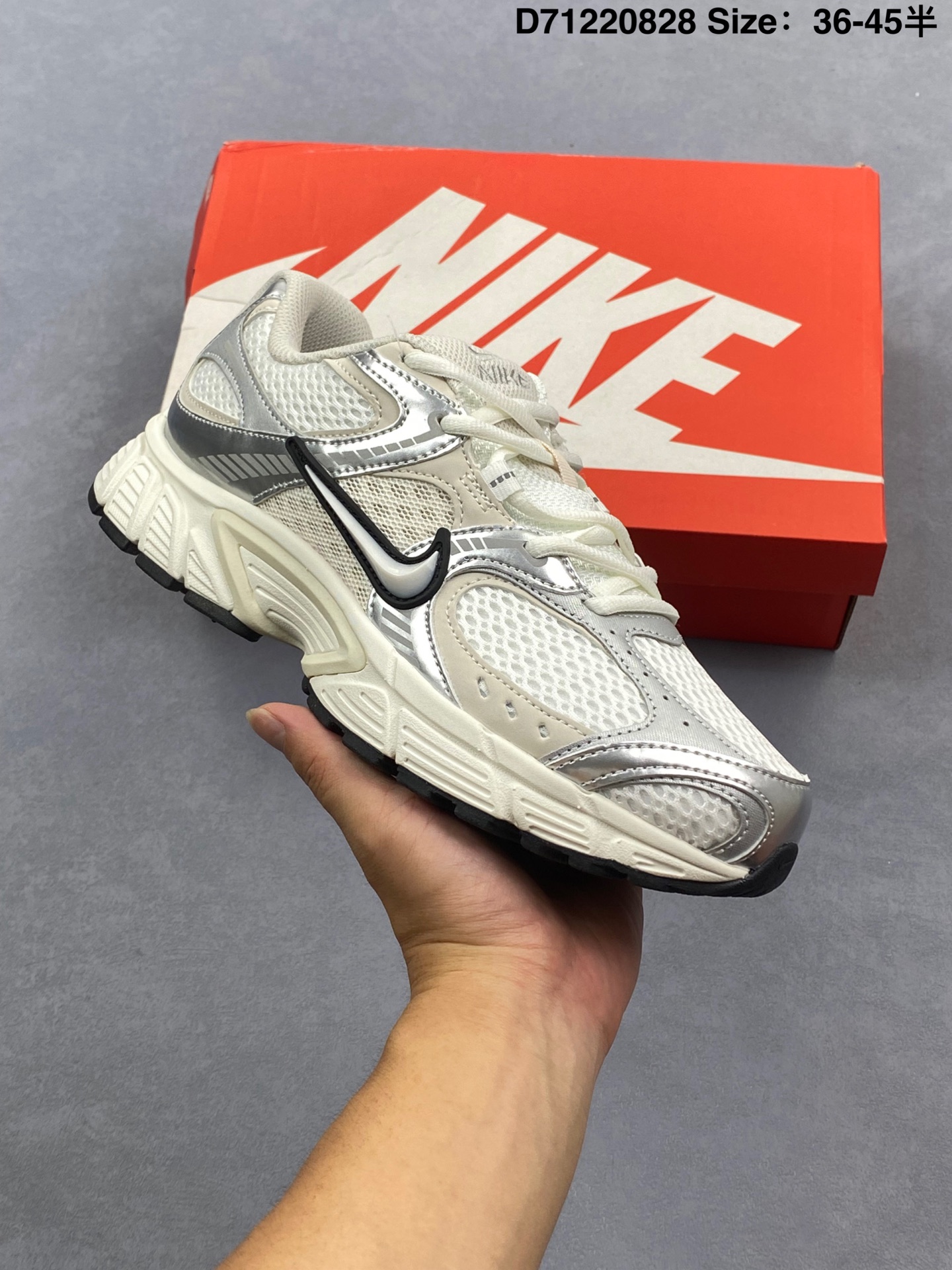 💰110
NK V5 RNR系列 白绿
复古Y3K风格舒适百搭跑步鞋
融合了复古与现代设计元素，轻量化设计，鞋面采用透气网眼材料，搭配轻质泡沫中底，缓震舒适，适合日常通勤或轻量级徒步，可以满足日常穿搭的同时，还兼容户外徒步功能
货号：HQ7901-103
编码：D71220828
 Size:36～45半