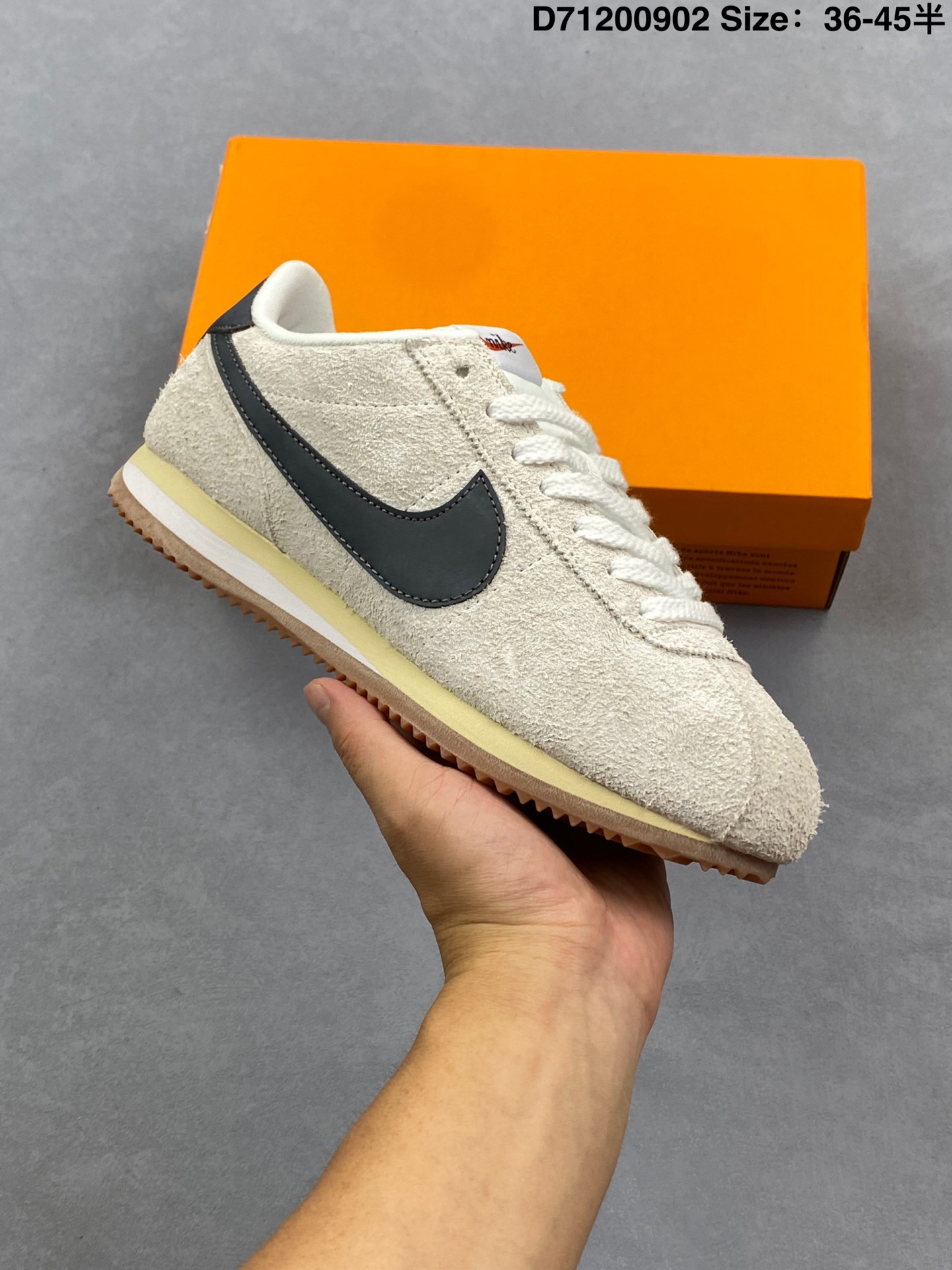 💰100
Nike Classic Cortez Nylon 耐克阿甘鞋 超大鞋舌 男女子运动鞋，秉承元年款经典风格，糅合防水鞋面设计，令双足保持干爽舒适。防水锦纶鞋面强势抵御风雨侵袭，缔造轻盈防护效果，传统鞋带系统和覆面设计增强贴合感，提升耐久性，彰显经典风格，低帮剪裁打造舒适脚感，提升运动自由度。EVA 泡棉中底轻盈缓震，纯色橡胶外底搭配人字形底纹，缔造出色耐久性和多向抓地力。

货号：FJ2530
码数：36-45含半码
编码：D71200902