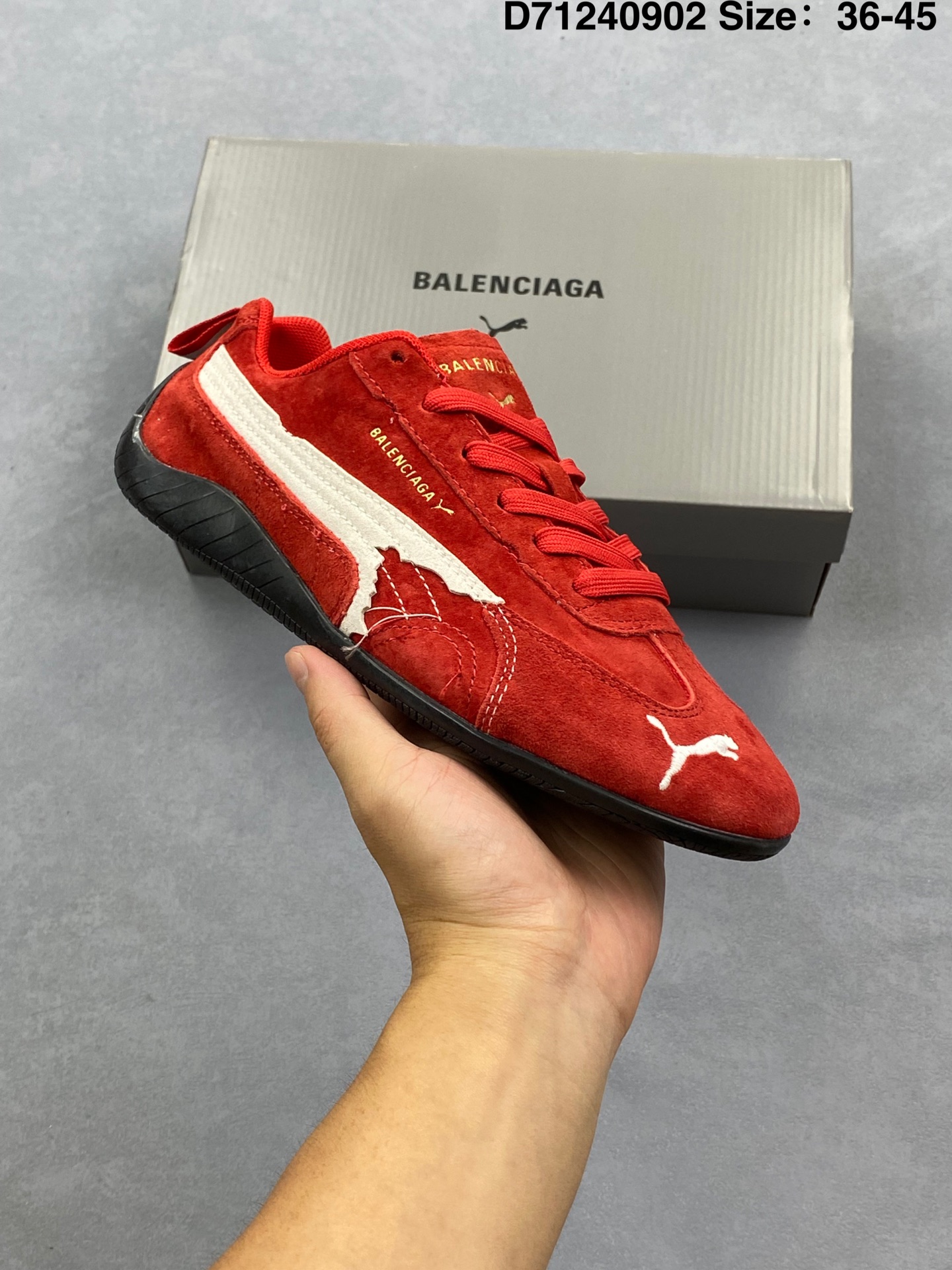 合集💰120
PUMA 彪马 x Balenciaga巴黎世家 Speedcat 系列 薄底鞋 牛皮绒面革 圆头做旧磨损 低帮 生活休闲鞋
极速赛车系列 复古运动休闲跑鞋 充正版本 
鞋面设计轻量透气 提供了舒适性和穿着感受
柔软内里材质 穿着更加舒适
橡胶鞋底提供持久的牵引力
官方货号:406519-03
尺码:36～45半
ID:D71240902