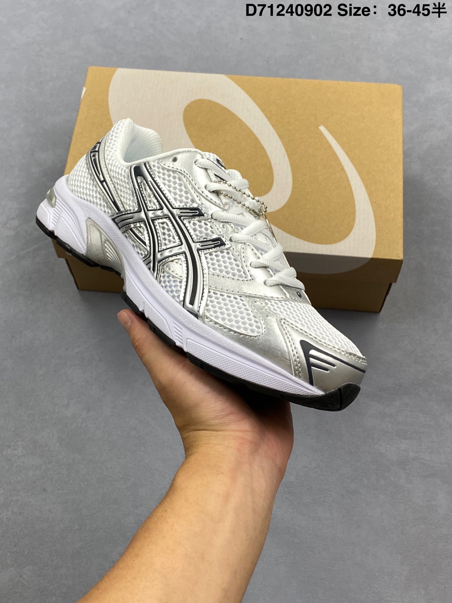 💰120
ASICS 亚瑟士 GEL-1130 男女时尚透气 健步减震 运动潮流耐磨休闲鞋
选用网眼与皮革相接，复古而富有层次感。网布搭配银色金属感线条，虎爪 Logo 加入配色点缀，加深复古时尚美感Ortholite 鞋垫+搭载着 GEL 缓震胶的鞋底，同时辅以耐磨大底提供良好抓地力。复古美学入门代表作，重现2000年代后期的复古美学。
货号：1202A525-700
尺码：36-45半
编码：D71240902