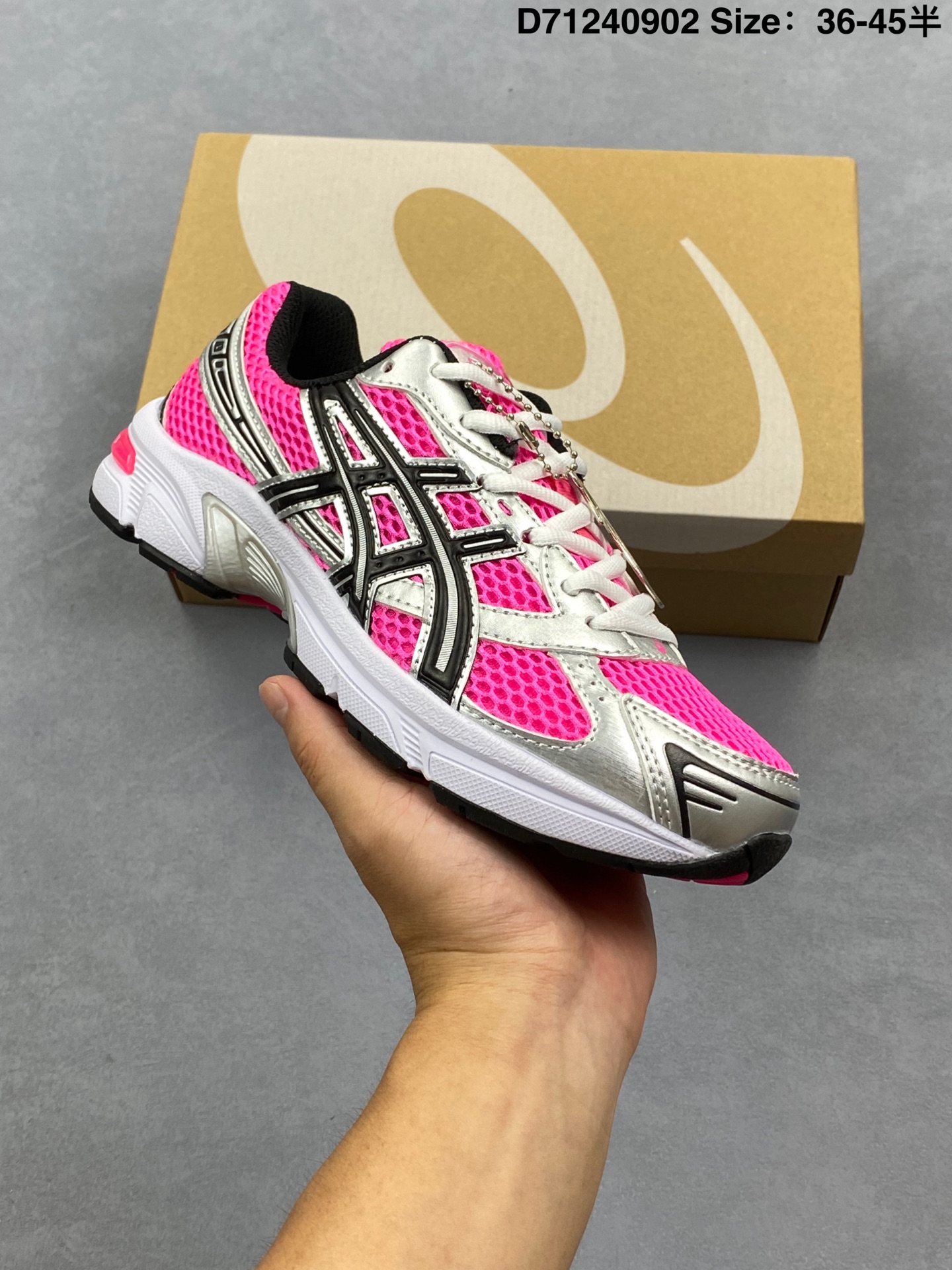 💰120
ASICS 亚瑟士 GEL-1130 男女时尚透气 健步减震 运动潮流耐磨休闲鞋
选用网眼与皮革相接，复古而富有层次感。网布搭配银色金属感线条，虎爪 Logo 加入配色点缀，加深复古时尚美感Ortholite 鞋垫+搭载着 GEL 缓震胶的鞋底，同时辅以耐磨大底提供良好抓地力。复古美学入门代表作，重现2000年代后期的复古美学。
货号：1202A525-700
尺码：36-45半
编码：D71240902