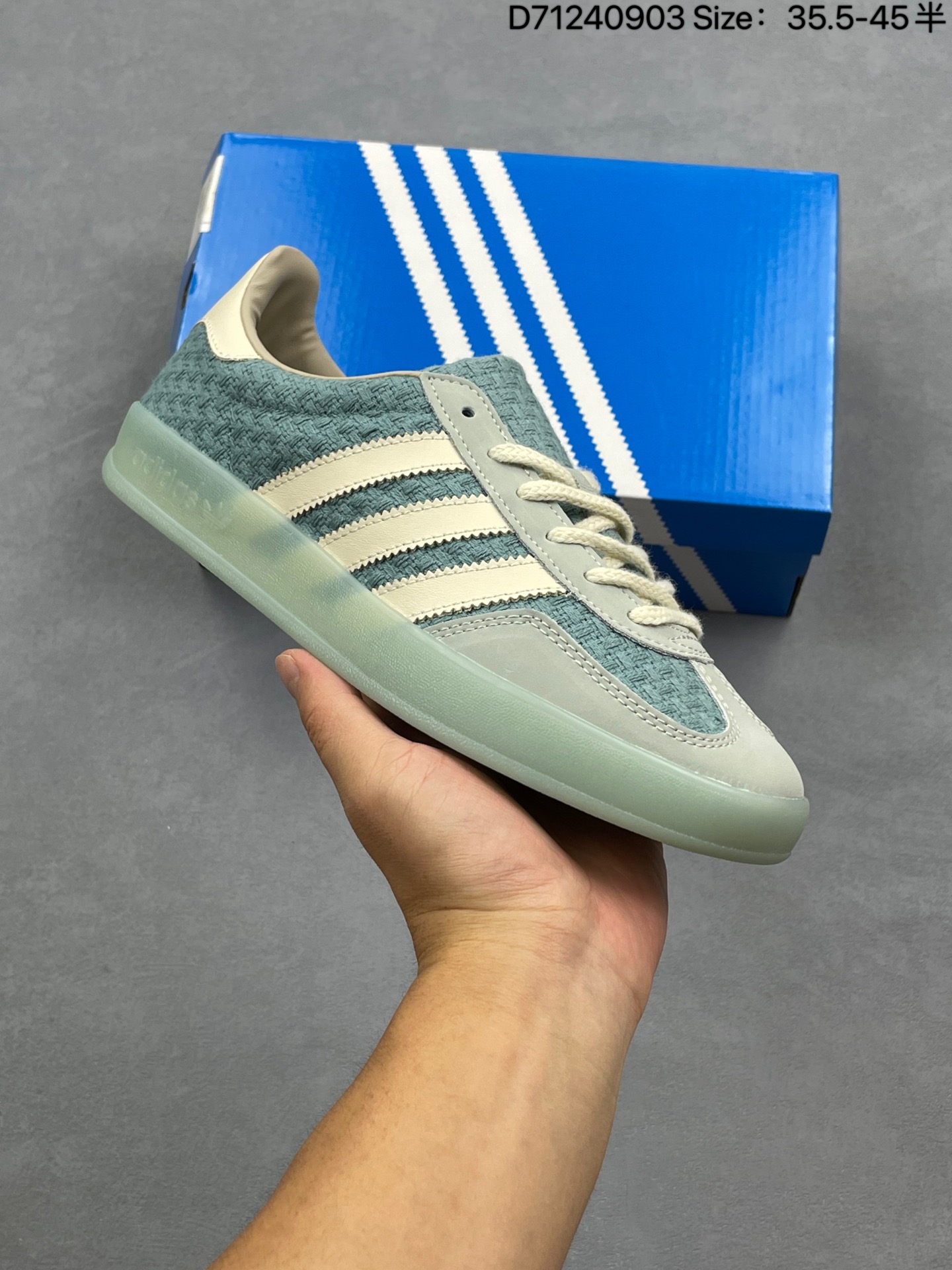 阿迪达斯 Adidas Originals Gazelle Indoor 复古三叶草防滑透明橡胶板鞋经典运动鞋.这款经典鞋,忠于原版设计,缀撞色三条纹和鞋跟饰片.采用翻毛皮皮革鞋面,穿着舒适,搭配生胶外底,风格复古.用不同材料制作这款修长复古的从1970年代开始就很受欢迎的网球鞋.Gazelle Indoor拥有包边更宽的T字型鞋头,Gazelle开始将皮革材质引入训练鞋设计之中,从而减轻了运动员双脚的负担.当年这一改动也是为了更好的保护运动员的前掌,以及Gucci x Adidas Gazelle 系列就是以该鞋型为蓝本打造.• 常规型剪裁• 系带设计• 皮革鞋面• 织物衬里;生胶全包大底• 舒适OrthoLite®鞋垫• 脚感舒适. 货号:JR8852 2⁄3 371⁄3 38 382⁄3 391⁄3 40 402⁄3 411⁄3 42 422⁄3 431⁄3 44 45 编码:D71240903