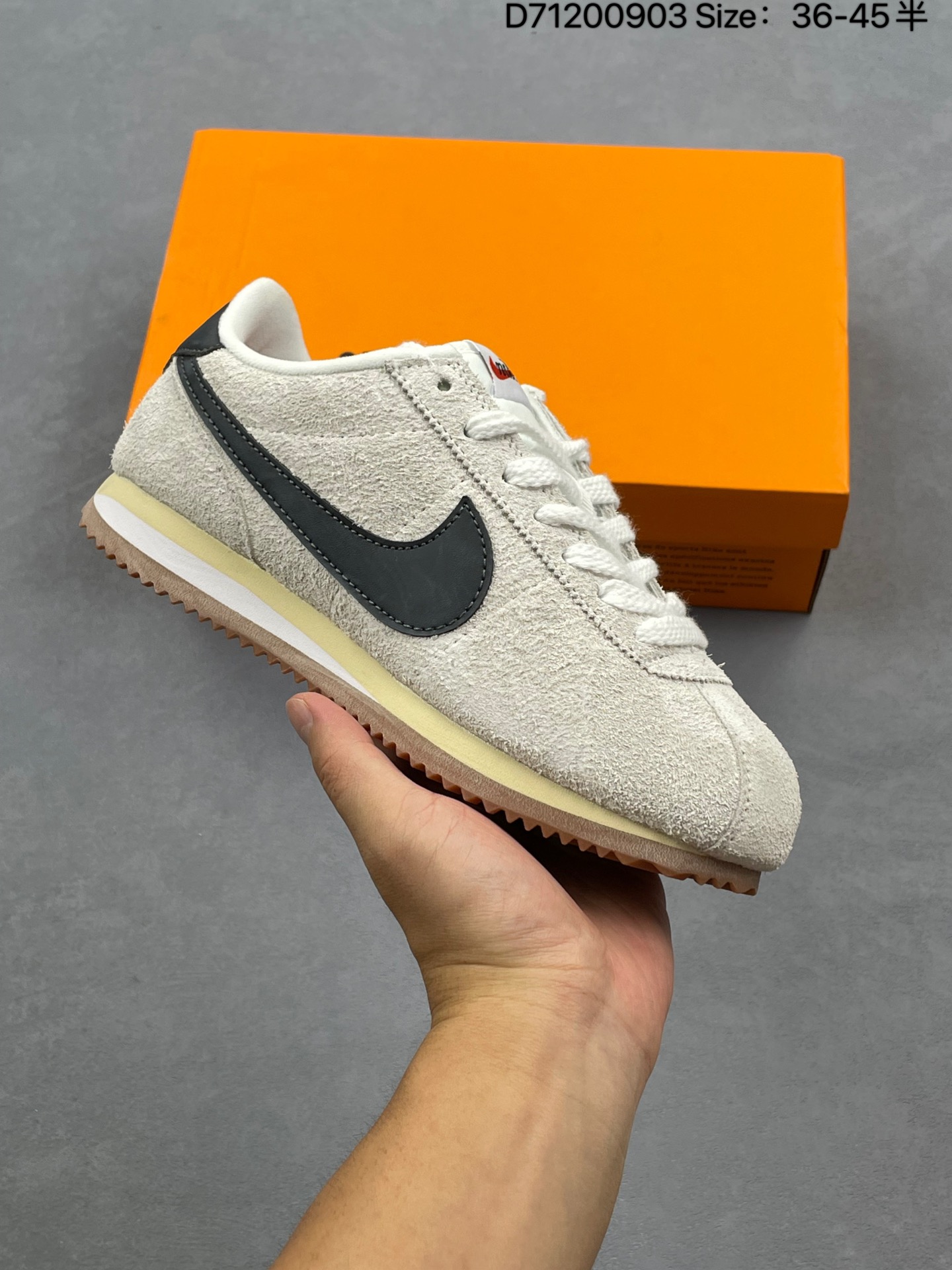 💰100
Nike Classic Cortez Nylon 耐克阿甘鞋 超大鞋舌 男女子运动鞋，秉承元年款经典风格，糅合防水鞋面设计，令双足保持干爽舒适。防水锦纶鞋面强势抵御风雨侵袭，缔造轻盈防护效果，传统鞋带系统和覆面设计增强贴合感，提升耐久性，彰显经典风格，低帮剪裁打造舒适脚感，提升运动自由度。EVA 泡棉中底轻盈缓震，纯色橡胶外底搭配人字形底纹，缔造出色耐久性和多向抓地力。

货号：FJ2530
码数：36-45含半码
编码：D71200903