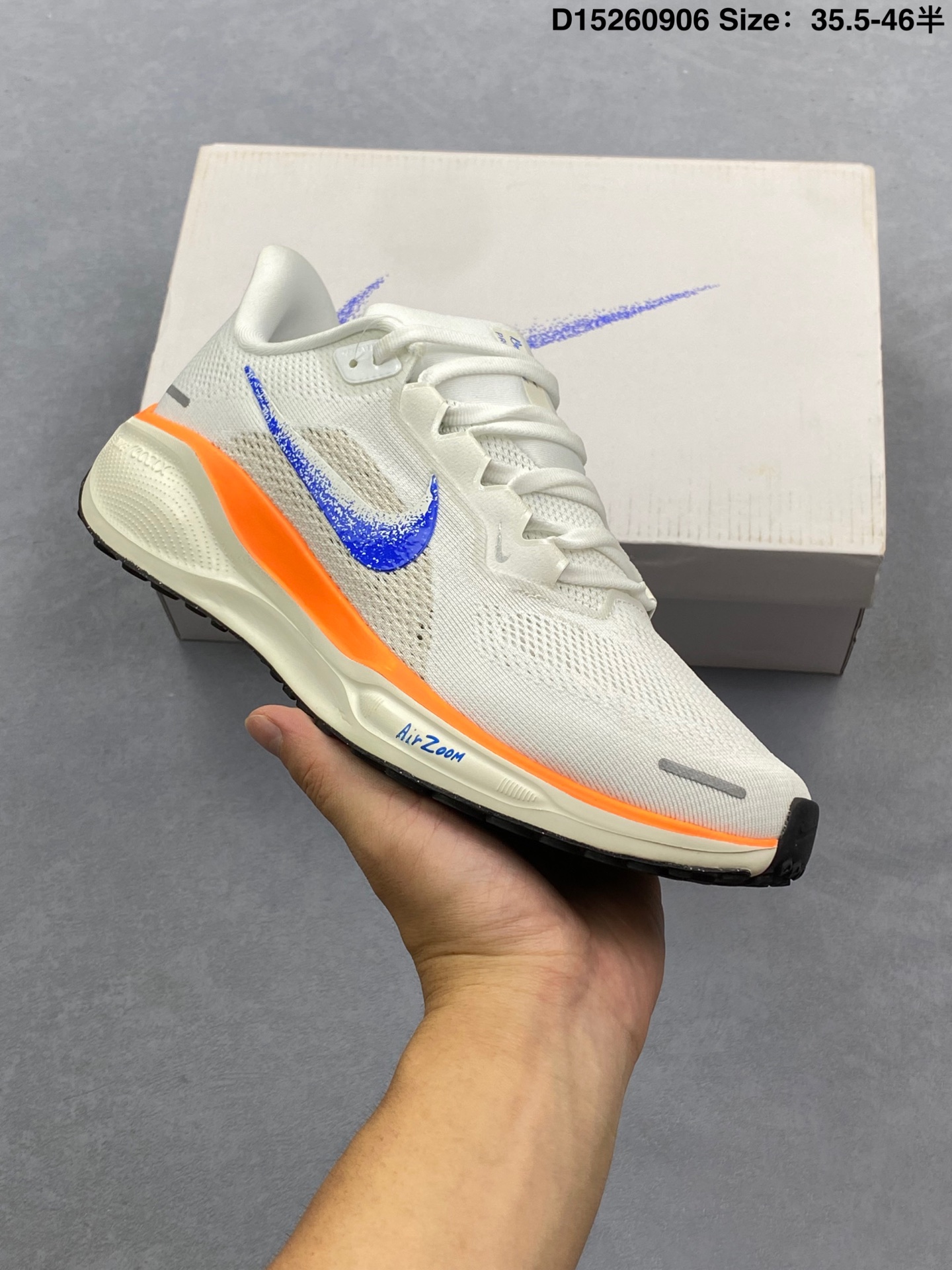 真标带半码 Nike Air Zoom Pegasus 41 "Blueprint" 耐克 飞马41代 低帮 白蓝橙 舒适百搭双层织物耐磨透气低邦马拉松跑步鞋 鞋款透气网眼是一种结合了织带和网眼布料的鞋面设计,用于提供额外的支持和优良的透气性;经典橡胶外底结合华夫格底纹的设计是一种常见于运动鞋中的鞋底设计;相较于Nike Reactx泡绵,ReactXb在制造过程中减少了能耗,每双鞋中底可减少至少43%的碳足迹,同时,能量反馈提升了13%.橡胶外底提供了良好的耐磨性和抓地力,而华夫格底纹则增加了额外的抓地力和稳定性,使得穿着者在各种地面上都能保持良好的平衡和舒适度. 男货号:HF0013-900 女货号:HF7362-900 D15260906 半