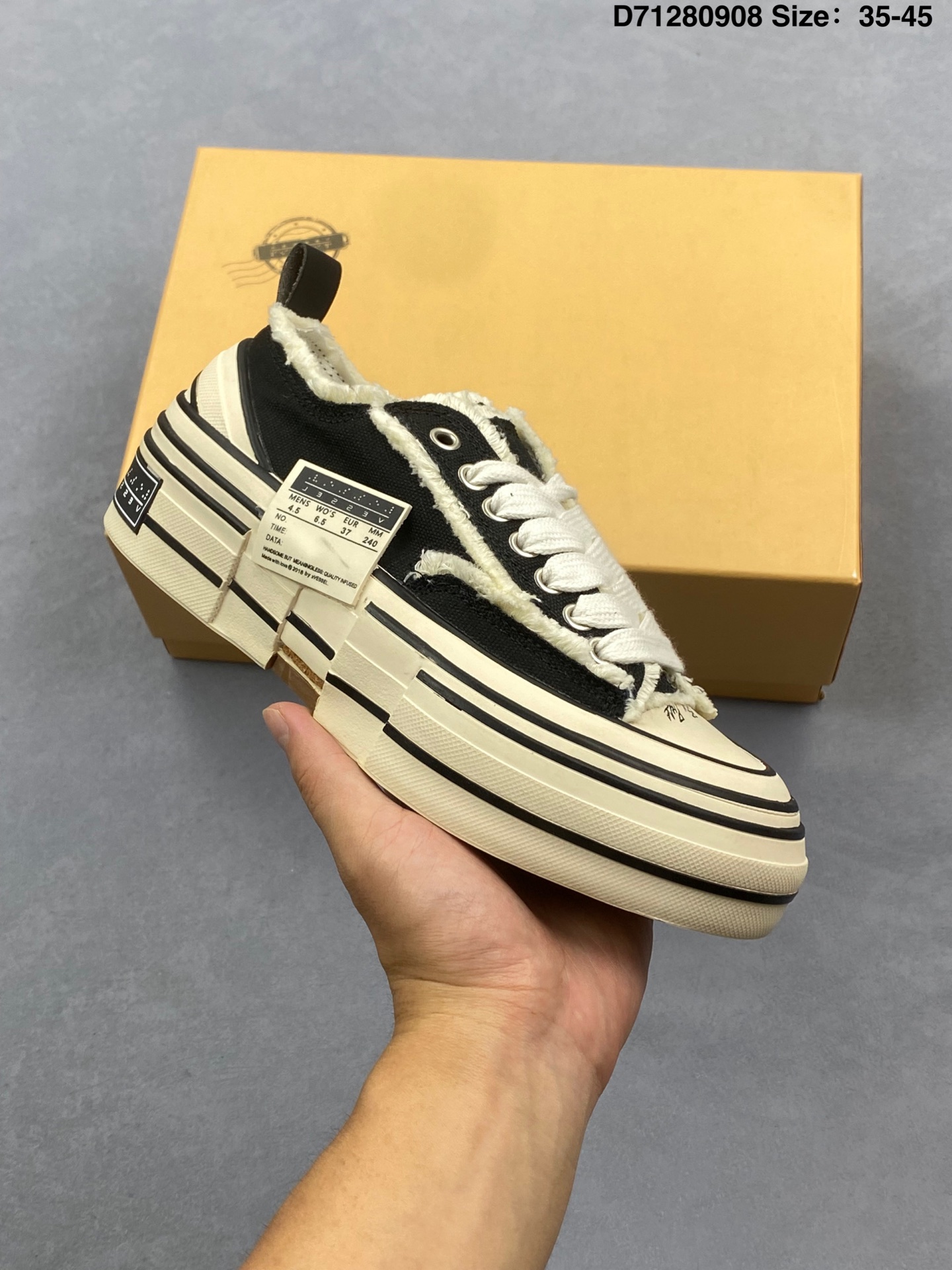 合集💰140
东莞纯原版本 xVESSEL G.O.P. Low 全硫化乞丐鞋 吴建豪主理品牌 解构重叠厚底软木低帮硫化板鞋
原版一比一全配色原鞋开发 支持对比 可提供原鞋拍摄。“新款黑色盲文”
当前市售最高版本 正确半贴合鞋标工艺 正确鞋头上翘整体楦型 原厂12蛊司厚实舒适帆布面料 面料工序需要通过三次水洗 散落自然杂乱流苏做旧复古效果 支持NFC网页编码识别 升级厚实软木塞内底 纯手工贴合多重围条硫化工艺 原鞋包装 原鞋代码鞋标完全一致 市面顶级毒盒版本 工艺细节 全网络能覆盖到的地方最强 至今无别的工厂能超越的品质。
尺码：如图
D71280908