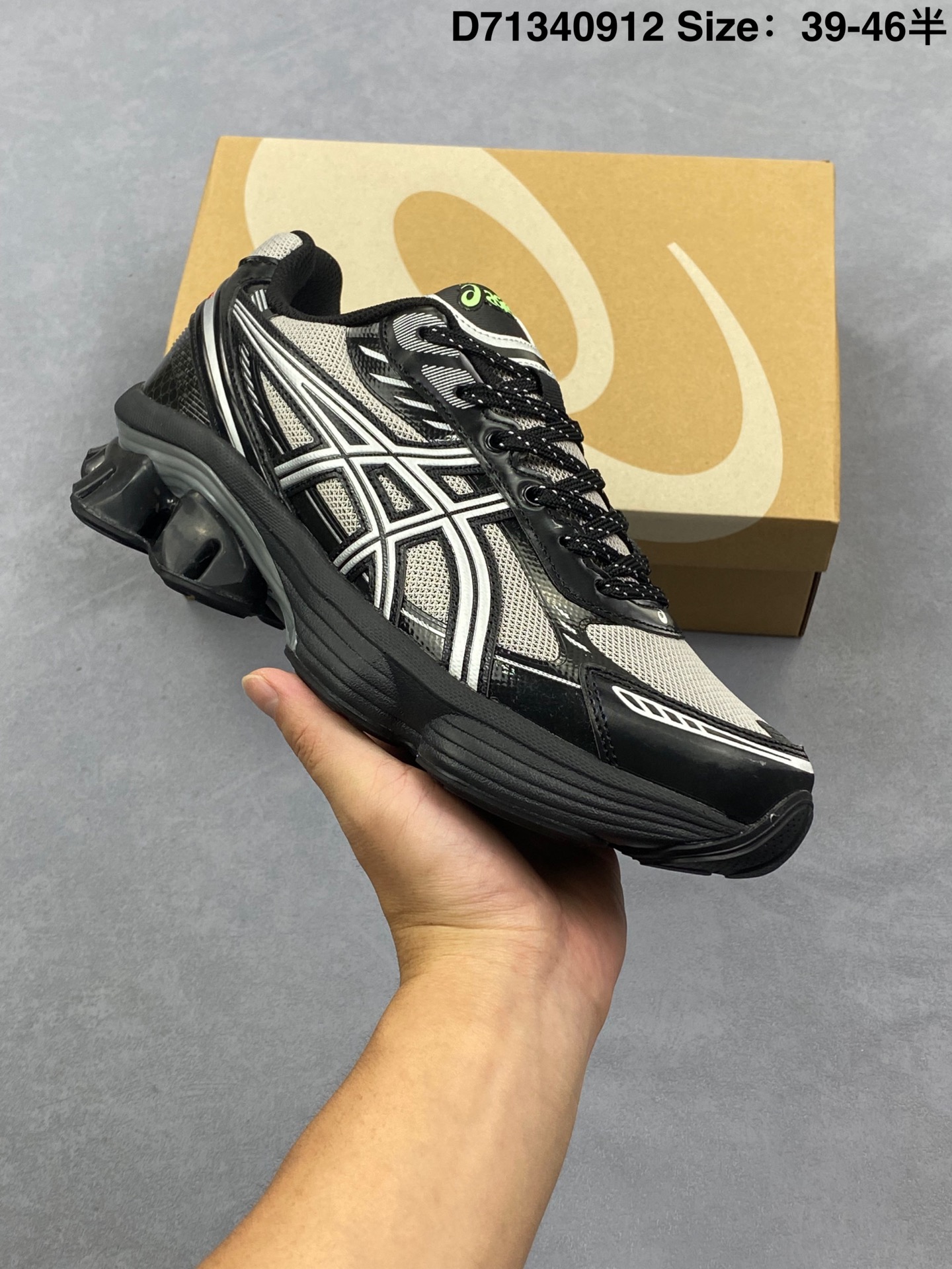 💰170
公司级✅Asics Gel-Kinetic Fluent 
亚瑟士运动休闲透气专业跑鞋 
新一代缓震未来感跑鞋
鞋面复杂的切割和银色细节极具前卫风格
大底科技十足且独特外观的GEL
不仅在视觉上夺人眼球 同时可提供全天候的舒适缓冲
更多细节后半掌GEL+
前半掌FFBlast中底科技堆叠
KIKO风的设计语言拼接ASICS鞋体流线
耐磨材质耐磨性强,稳定性高抓地更牢,不易打滑
官方货号: 1203A591 0213725
尺码：如图
D71340912