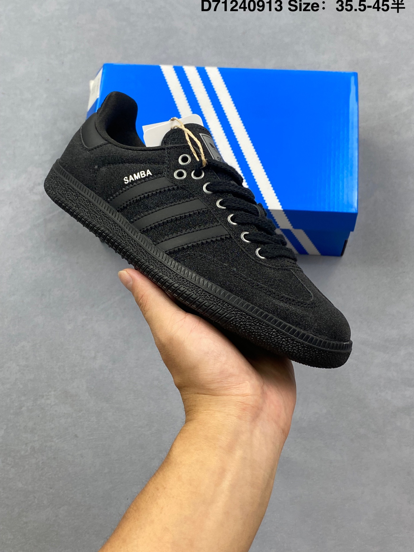 Adidas三叶草SAMBA OG 休闲板鞋 性价比天花板 该鞋款鞋面采用多种材料拼接 Superstar系列又备受众多滑板爱好者的青睐 这款Superstar经典鞋 沿用50年来的贝壳鞋头样式 继往开来 采用皮革鞋面和浑厚全包大底设计 烫金徽标伴你在滑板上留下“流星”般绚丽的轨迹 官方货号: KI62652622 编码:D71240913