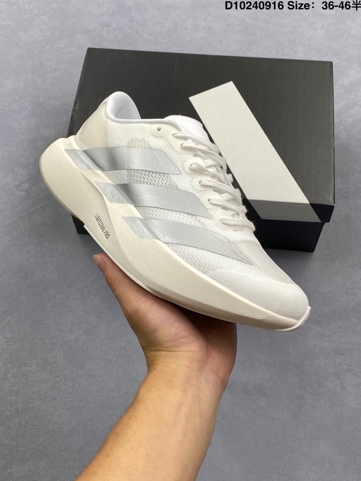 【新品🔥公司级】阿迪达斯 Adidas Adizero Adios Pro 4 舒适防滑耐磨 低帮 休闲跑步鞋 男女款厚度增高老爹鞋 金属银 2025年,adidas推出了adidas ADISPR4跑鞋,该鞋具有软弹的中底和外底,提供稳定的跑动体验.鞋面采用轻盈的材料,具有良好的透气性,同时具有优秀的抓地力和耐磨性.鞋底的软弹性使得蹬击感更加强,而中底的弹性使得跑步更加舒适.整双鞋的稳定性较高,适合各种跑步风格.然而,由于鞋底的软弹性,对于步幅较大的跑者来说,可能会感到不稳定.总体而言,adidas PR4是一款值得信赖的竞速鞋,适合日常训练和上赛道的跑步. 货号:JS1833 带半 编码:D10240916