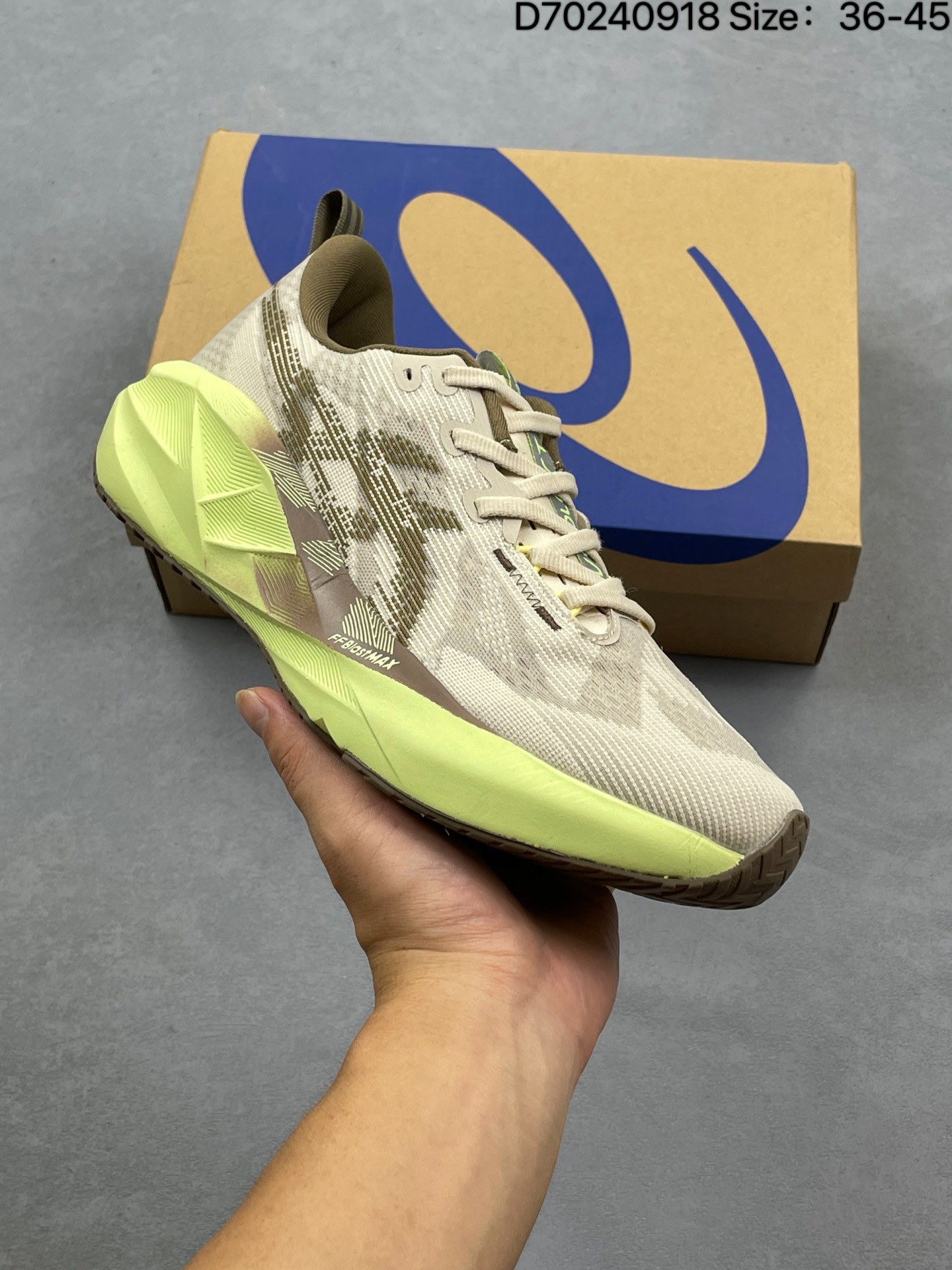 合集💰120
Asics NOVABLAST 5LE 轻量跑鞋 低帮轻量透气缓震休闲运动跑步鞋 NOVABLAST™ 5鞋款秉承 ASICS 设计理念（尊重日本的“改善”、持续改进原则，并体现在每件新产品中），对中底泡沫、鞋面和鞋舌工具以及整体设计元素进行了创新更新。 新材料提高舒适度和能量 NOVABLAST™ 5鞋最初在 GLIDERIDE™ MAX 鞋上推出，采用 FF BLAST™ MAX 泡沫缓冲技术，与之前的 NOVABLAST™ 型号相比，有助于将弹跳性能提高约 8.5%。 
货号:1011B974 
编码：D70240918
Size:36～45B