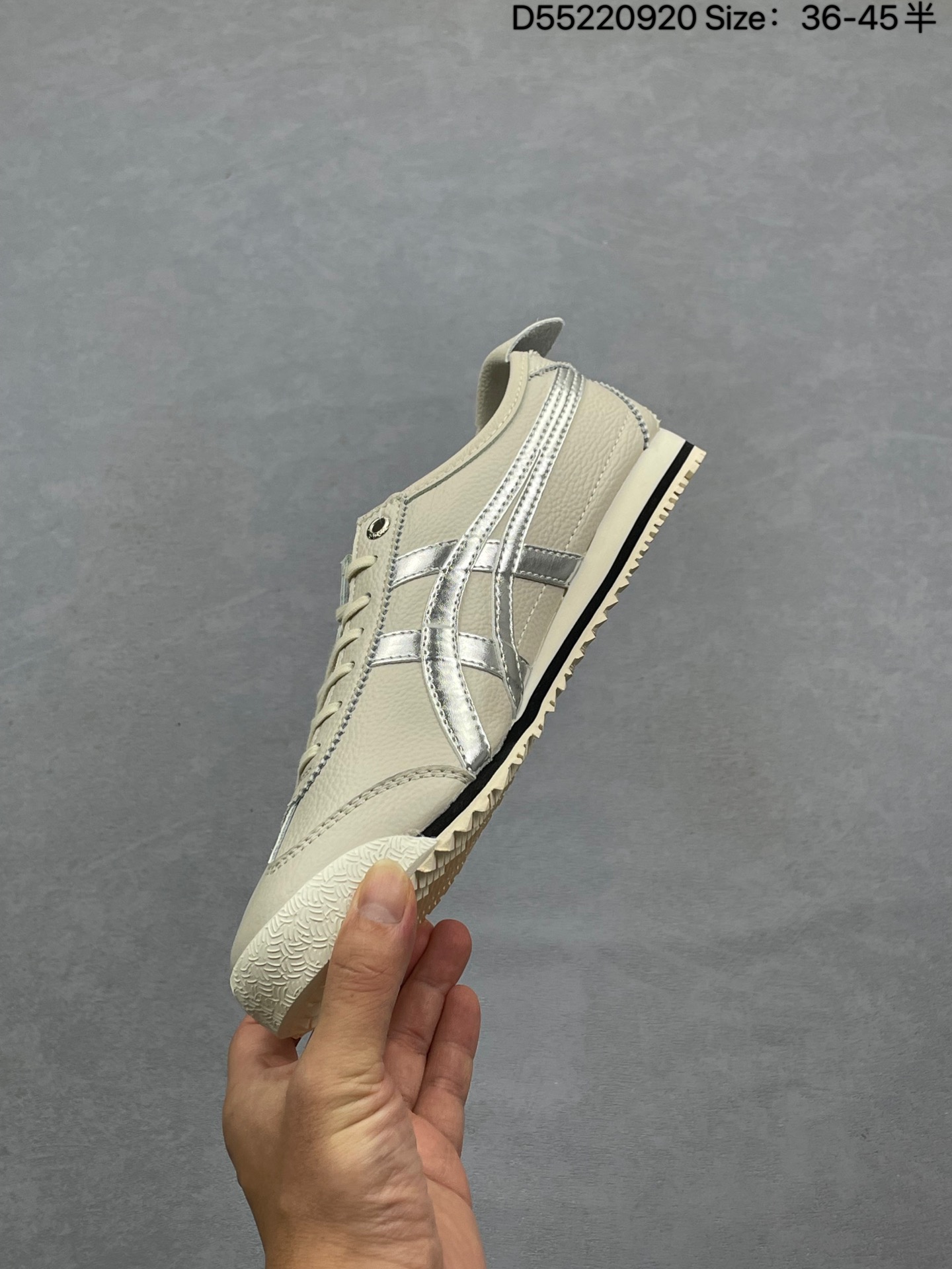 💰110 Asics/亚瑟士 MEXICO 66 SD日产经典老牌-鬼塚虎/Onitsuka Tiger Mexico 66®经典墨西哥系列复古经典百搭板鞋休闲运动鞋慢跑鞋 采用柔软牛皮鞋面,超国标含胶率耐磨耐弯折RB大底。产品从款式颜色造型上体现出追求舒适和细节的完美。鞋类更是推崇手工制作的严谨,融舒适性与可穿性的设计风格。 注重细节的完美和别致魅力,既保持稳重,又不失轻松的时尚感 货号:1183C468-200 尺码:36-45含半码 编号:D55220920