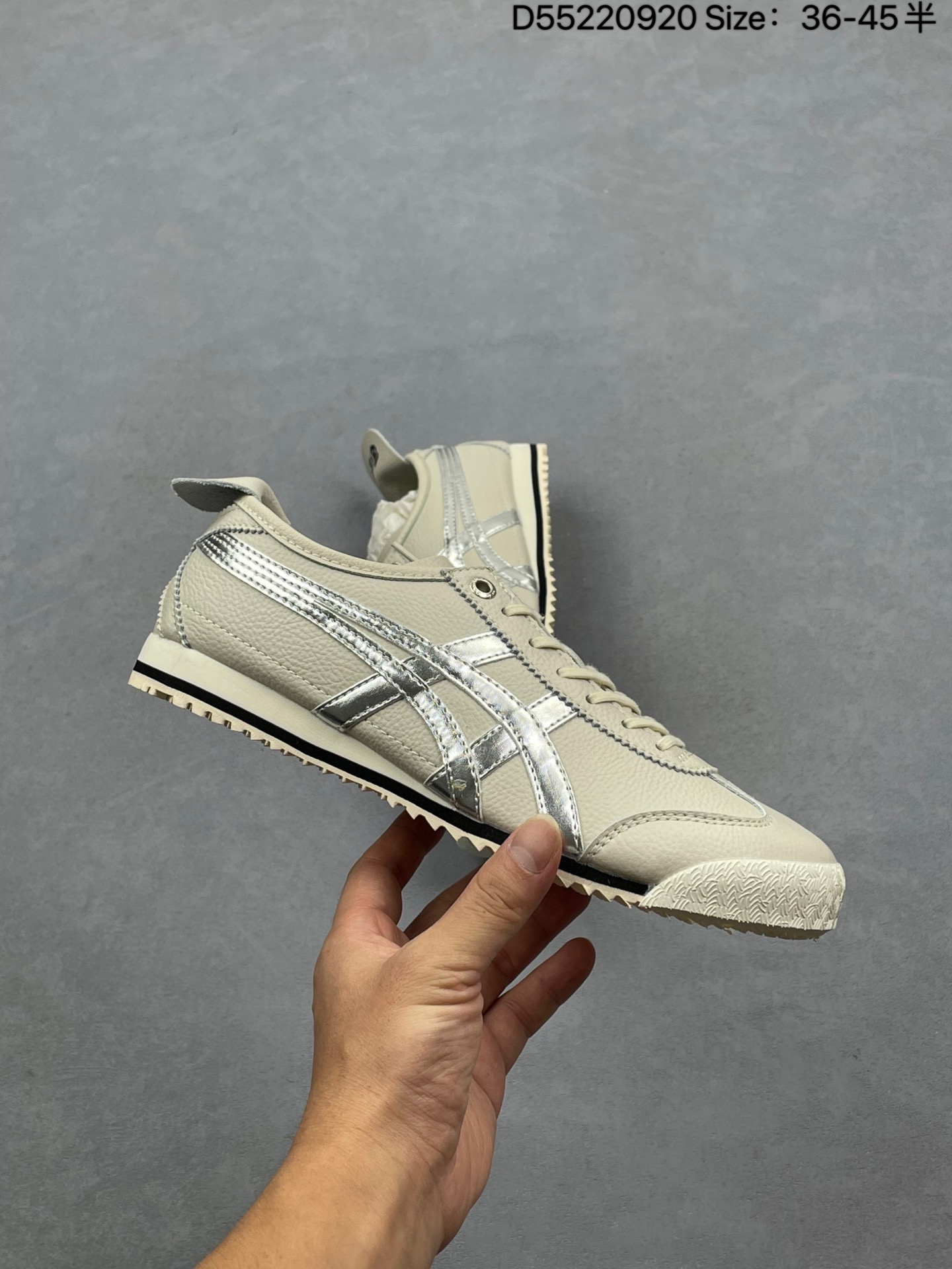 💰110 Asics/亚瑟士 MEXICO 66 SD日产经典老牌-鬼塚虎/Onitsuka Tiger Mexico 66®经典墨西哥系列复古经典百搭板鞋休闲运动鞋慢跑鞋 采用柔软牛皮鞋面,超国标含胶率耐磨耐弯折RB大底。产品从款式颜色造型上体现出追求舒适和细节的完美。鞋类更是推崇手工制作的严谨,融舒适性与可穿性的设计风格。 注重细节的完美和别致魅力,既保持稳重,又不失轻松的时尚感 货号:1183C468-200 尺码:36-45含半码 编号:D55220920