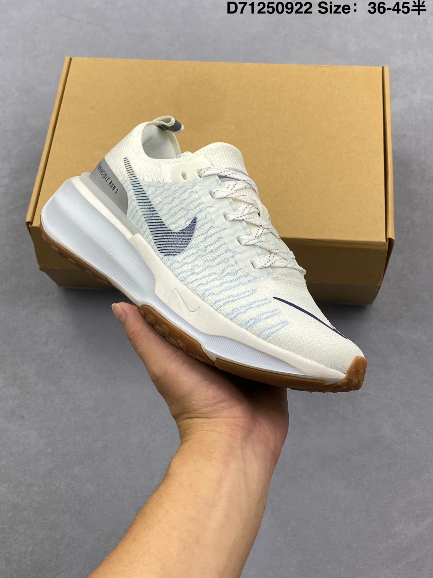 耐克 Nike ZOOMX INVINCIBLE RUN FK 3 机能风格运动鞋 厚底增高老爹鞋,最新一代的invincible 第三代来了!首先鞋面采用的是fvknit鞋面科技鞋面为纤维丝编织而成具有很强的可定制性,而且透气跟轻量化方面非常不错!中底科技用到的还是跟前两代一样的z00mx泡棉,zoomx泡棉也是nike 目前能量反馈最高的性能泡棉高达85%的超高能量回馈,z0omx基本也运用在像next%这样的高端竞速跑鞋上面.总体来说脚感还是非常不错的,可入☑#穿上这双跑鞋爱上跑步. 类型: 货号:DR2615-002 含半码 编码:D71250922