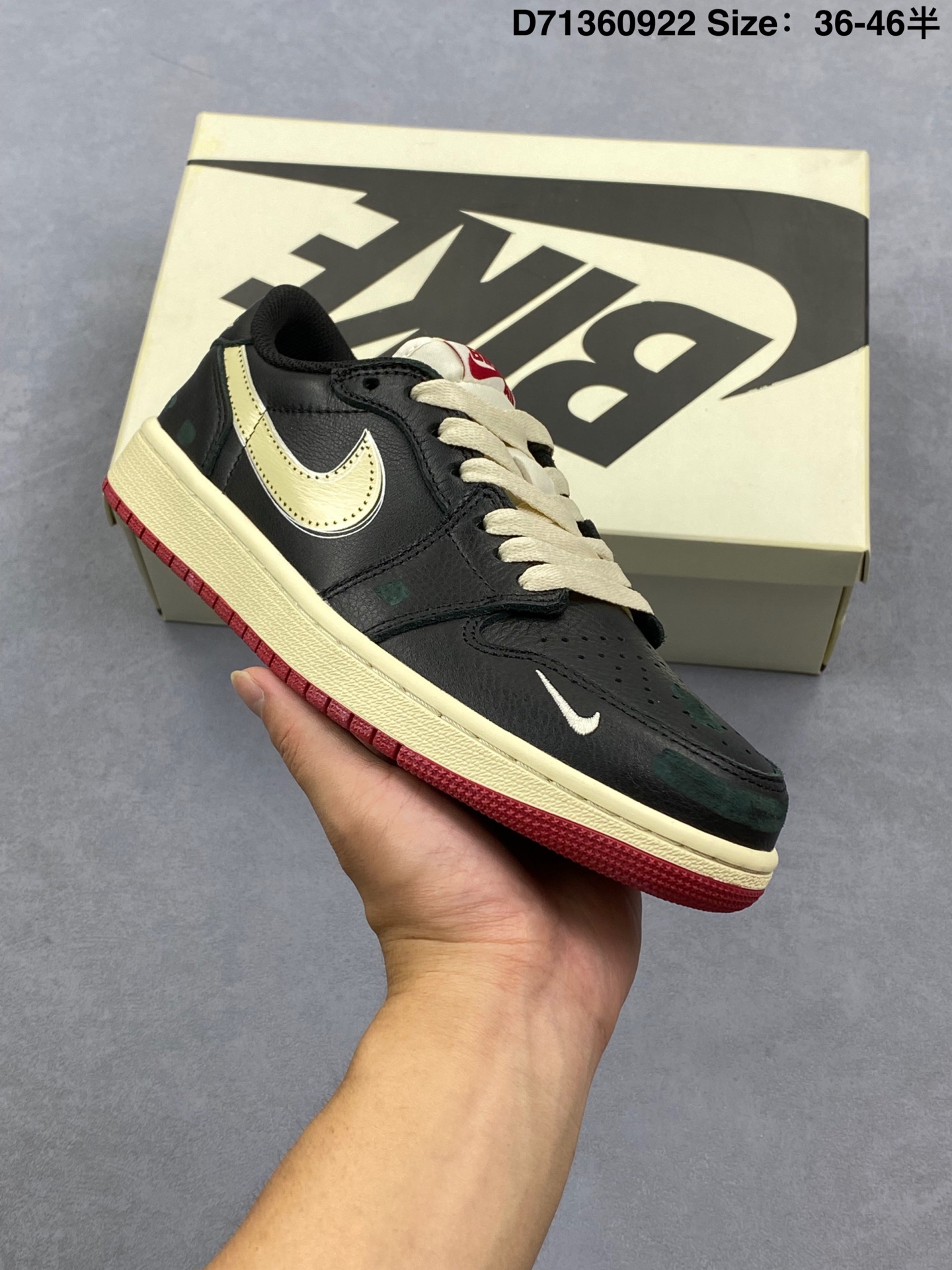 💰180
Nigel Sylvester x Air Jordan 1 Low OG ”Nitro“ 低帮 低帮 尿渍2.0 白黑红 AJ1 乔丹1代 aj1 乔1 低邦 联名白黑红 男女同款 乔丹篮球鞋系列 说起Nigel Sylvester相信各位都不陌生，作为世界顶尖的BMX小轮车选手，更是不折不扣的球鞋爱好者，近年来多次与Nike/Jordan推出合作系列。前不久官方的活动中Nigel再次上脚了早年与AJ1联名的Sample配色，鞋身通体采用皮革材质打造，配色方面以白色为主色调，搭配黑色皮革框架覆盖层，完美还原了Nigel的Sample设计。鞋舌上以红色Nike Swoosh Logo呈现，鞋身两侧Swoosh Logo采用黑色点缀，后跟Wings Logo则以红色压印妆点，高级感拉满；鞋头部分则带有红色Mini Swoocsh Logo刺绣，最后以做旧氧化中底搭配黑色橡胶外底完善整体设计收尾。
货号：IB8958
Size:36～46半
编码：D71360922
