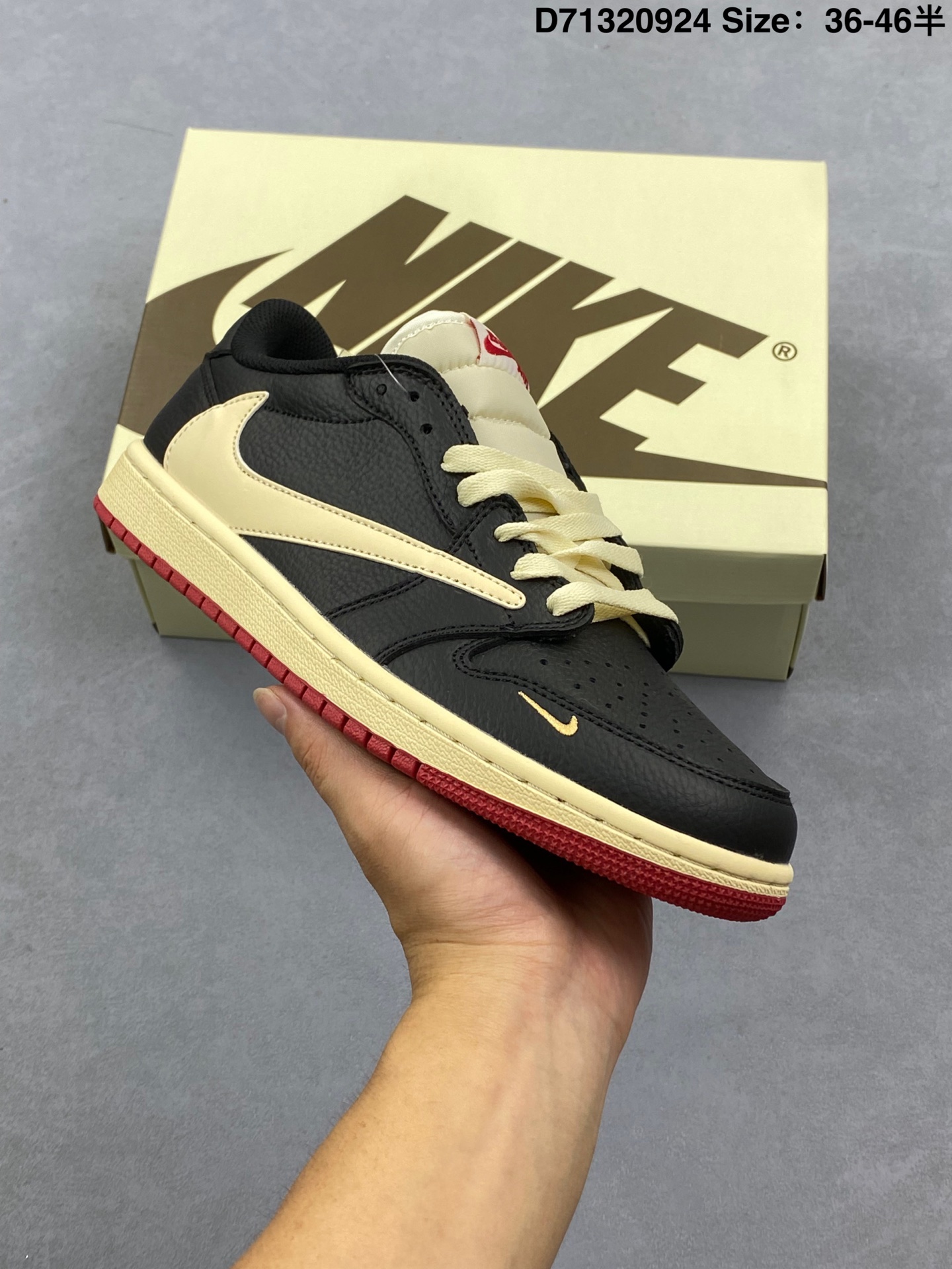 💰160
Nigel Sylvester x Air Jordan 1 Low OG ”Nitro“ 低帮 低帮 尿渍2.0 白黑红 AJ1 乔丹1代 aj1 乔1 低邦 联名白黑红 男女同款 乔丹篮球鞋系列 说起Nigel Sylvester相信各位都不陌生，作为世界顶尖的BMX小轮车选手，更是不折不扣的球鞋爱好者，近年来多次与Nike/Jordan推出合作系列。前不久官方的活动中Nigel再次上脚了早年与AJ1联名的Sample配色，鞋身通体采用皮革材质打造，配色方面以白色为主色调，搭配黑色皮革框架覆盖层，完美还原了Nigel的Sample设计。鞋舌上以红色Nike Swoosh Logo呈现，鞋身两侧Swoosh Logo采用黑色点缀，后跟Wings Logo则以红色压印妆点，高级感拉满；鞋头部分则带有红色Mini Swoocsh Logo刺绣，最后以做旧氧化中底搭配黑色橡胶外底完善整体设计收尾。
货号：IB8958
Size:36～46半
编码：D71320924