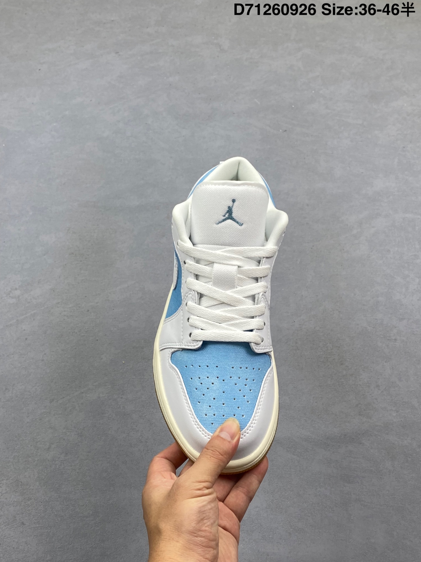 💰130
乔丹Air Jordan 1 Low 低帮复古文化休闲运动篮球鞋。该鞋款从 1985 年元年款汲取设计灵感,焕新演绎简约经典外观,让人感到熟悉的同时又颇具新意。缝线细节搭配后跟刺绣 Wings 标志,彰显 JORDAN 品牌与众不同的专属格调。皮革鞋面,塑就出众结构感与耐穿性
尺码36 36.5 37.5 38 38.5 39 40 40.5 41 42 42.5 43 44 45
货号:HQ2004-400
D71260926