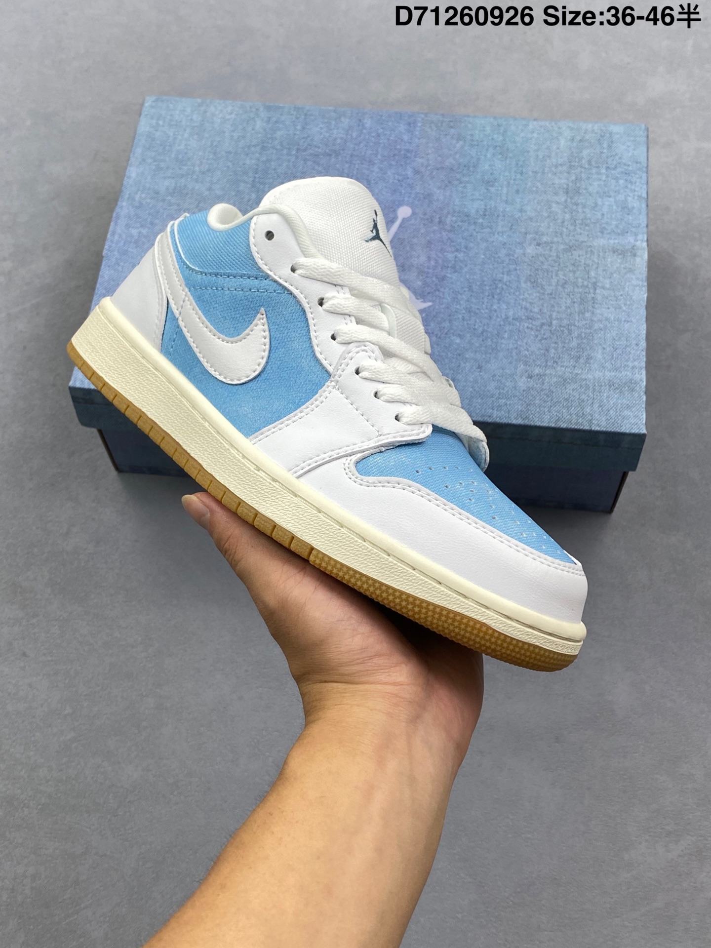 💰130
乔丹Air Jordan 1 Low 低帮复古文化休闲运动篮球鞋。该鞋款从 1985 年元年款汲取设计灵感，焕新演绎简约经典外观，让人感到熟悉的同时又颇具新意。缝线细节搭配后跟刺绣 Wings 标志，彰显 JORDAN 品牌与众不同的专属格调。皮革鞋面，塑就出众结构感与耐穿性
尺码36 36.5 37.5 38 38.5 39 40 40.5 41 42 42.5 43 44 45
货号：HQ2004-400
D71260926