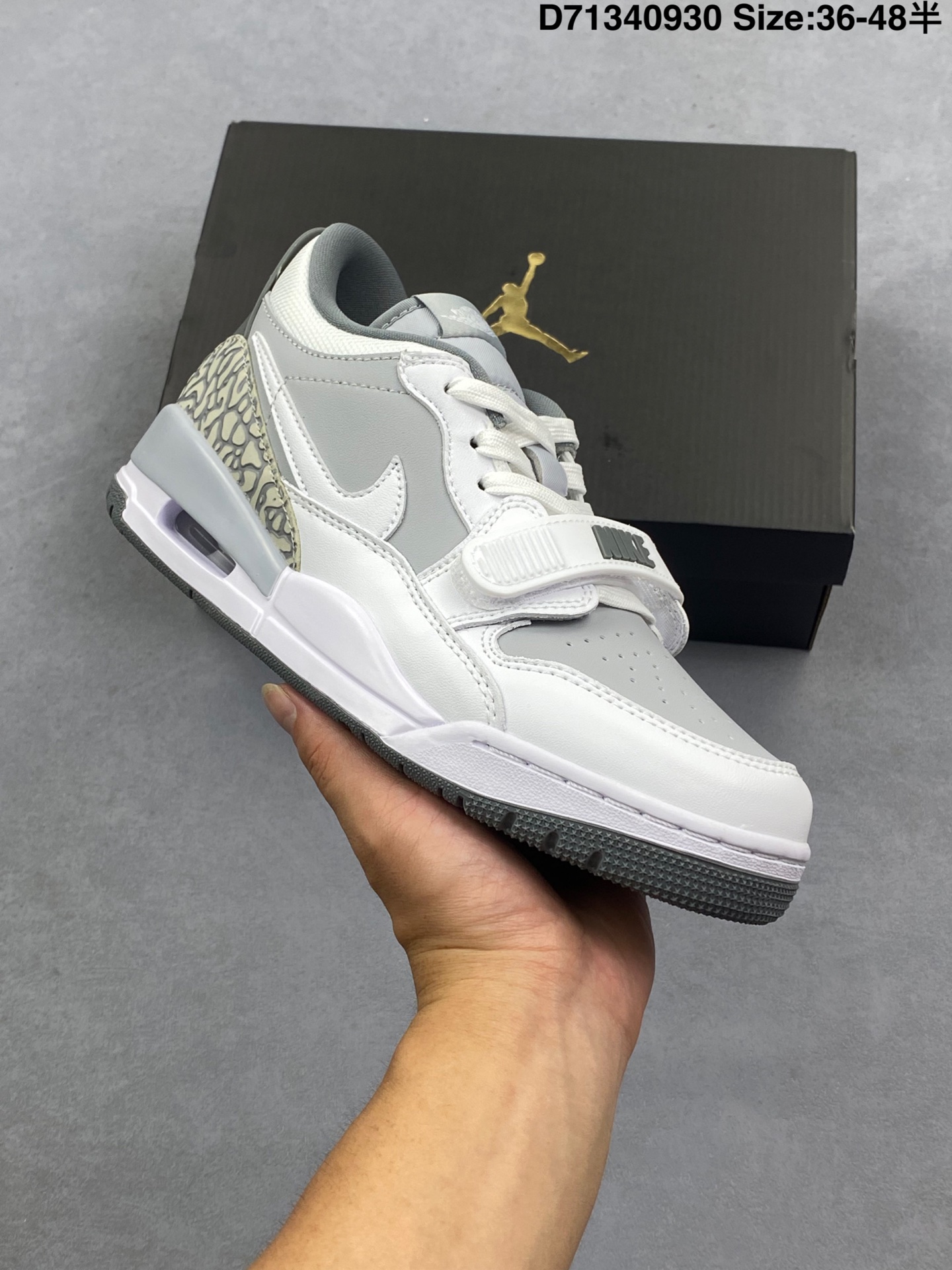 真标带半码 Air Jordan Legacy 312 Low 低帮 白灰色 AJ312 乔丹312代 aj312 乔312 低邦 灰白色 男女同款 乔丹篮球鞋系列 号称 “最强三合一” 的Air Jordan Legacyj 312 Low,自然有着杂交结合的设计,它的名字就展现出它所包含的鞋款元素,312 分别对应了 Air Jordan 3、Air Jordan 1 和Air Trainers 2将这三双经典又有不俗人气的鞋款融合,“最强三合一” 的名称由此得来! 男货号:CD7069-005 女货号:CD9054-005 D71340930 B
