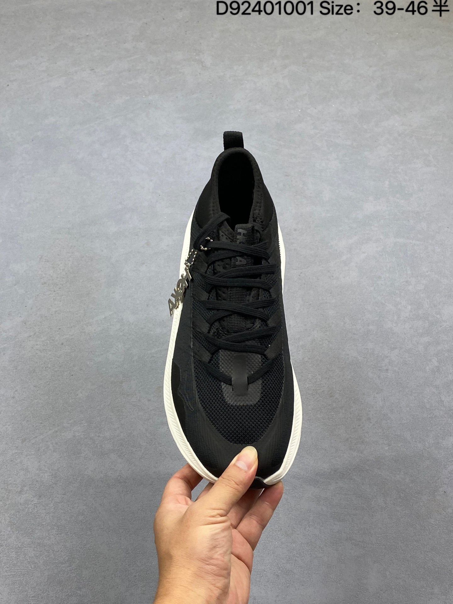 纯原💰360
✅HOKA M KAWANA MID 轻量低帮户外越野跑鞋 户外山脉越野轻量运动跑鞋 
鞋面用轻的无缝架构 鞋带用了弹性不易松脱的扁宽弹性鞋带 轻薄的TPU贴在透气的鞋面上
前掌与中掌部分进行加宽 橡胶大底 EVA缓震鞋底用滚动平衡技术引导跑者自然步态
货号:1169270/BBNB
尺码:39 40 40.5 41 42 42.5 43 44 45 46
D92401001