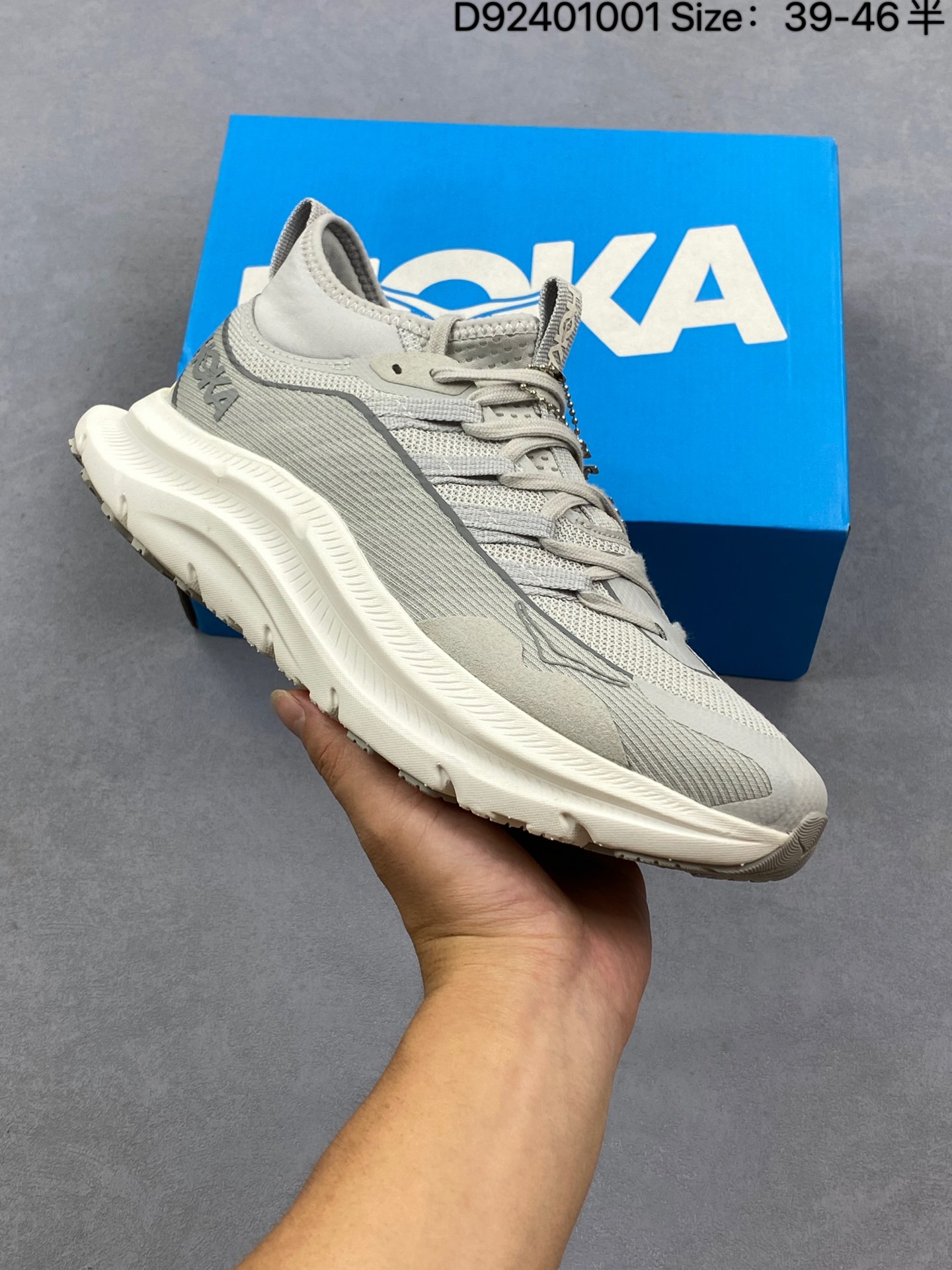 纯原💰360
✅HOKA M KAWANA MID 轻量低帮户外越野跑鞋 户外山脉越野轻量运动跑鞋 
鞋面用轻的无缝架构 鞋带用了弹性不易松脱的扁宽弹性鞋带 轻薄的TPU贴在透气的鞋面上
前掌与中掌部分进行加宽 橡胶大底 EVA缓震鞋底用滚动平衡技术引导跑者自然步态
货号:1169270/BBNB
尺码:39 40 40.5 41 42 42.5 43 44 45 46
D92401001