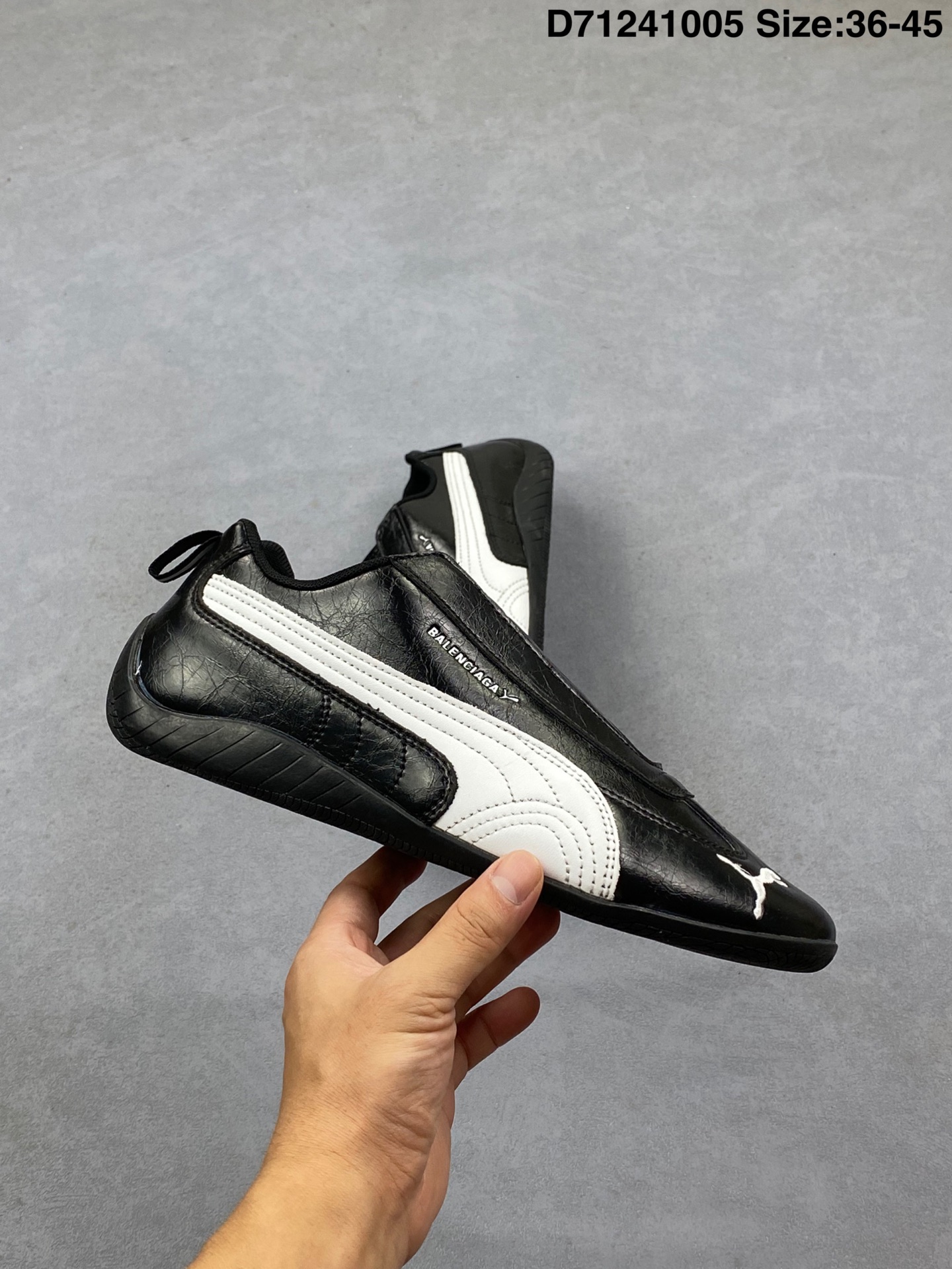 💰120
真标带半码
PUMA x Balenciaga Speedcat 彪马 x 巴黎世家 联名黑白色 薄底鞋德训鞋赛车鞋牛皮圆头套脚一脚蹬低邦生活休闲鞋 本次的Balenciaga x Puma联名选用了近两年人气极高的"薄底鞋"Speedcat为蓝本,原本就超火的赛车鞋型,被巴黎世家注入了灵魂一设计师直接把鞋侧标志性的PUMA Formstripx,鞋头PUMA Logo得以保留,鞋舌、侧身白色的Balenciaga字样及彪马Logo则表明了联名身份,后跟则是鞋款的尺码,这也是Balenciagax鞋款的家族习惯。
货号:406515-01
货号:847148 WSDSB 1090
编码:D71241005
Size:36~45B