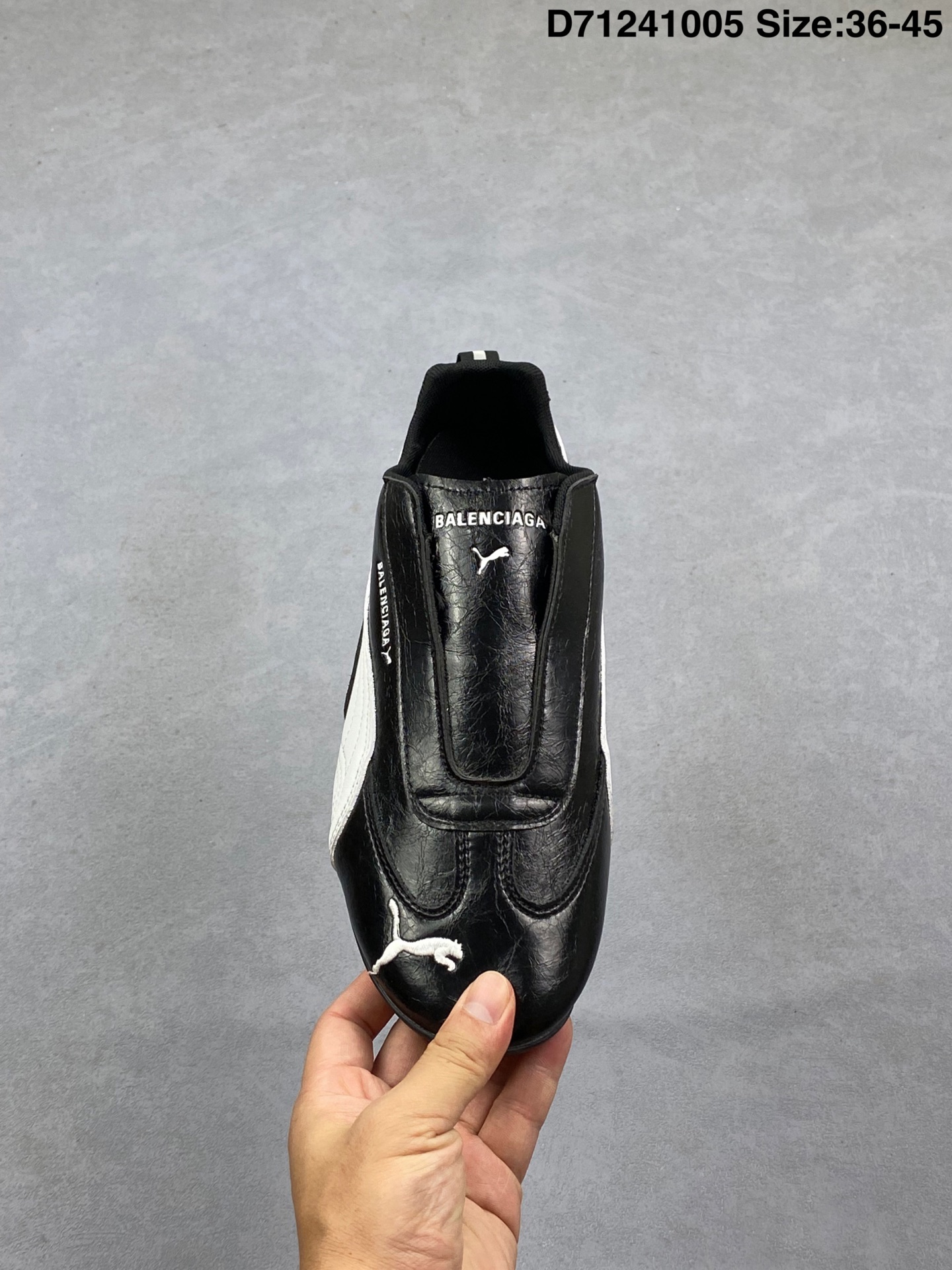 💰120
真标带半码
PUMA x Balenciaga Speedcat 彪马 x 巴黎世家 联名黑白色 薄底鞋德训鞋赛车鞋牛皮圆头套脚一脚蹬低邦生活休闲鞋 本次的Balenciaga x Puma联名选用了近两年人气极高的"薄底鞋"Speedcat为蓝本,原本就超火的赛车鞋型,被巴黎世家注入了灵魂一设计师直接把鞋侧标志性的PUMA Formstripx,鞋头PUMA Logo得以保留,鞋舌、侧身白色的Balenciaga字样及彪马Logo则表明了联名身份,后跟则是鞋款的尺码,这也是Balenciagax鞋款的家族习惯。
货号:406515-01
货号:847148 WSDSB 1090
编码:D71241005
Size:36~45B