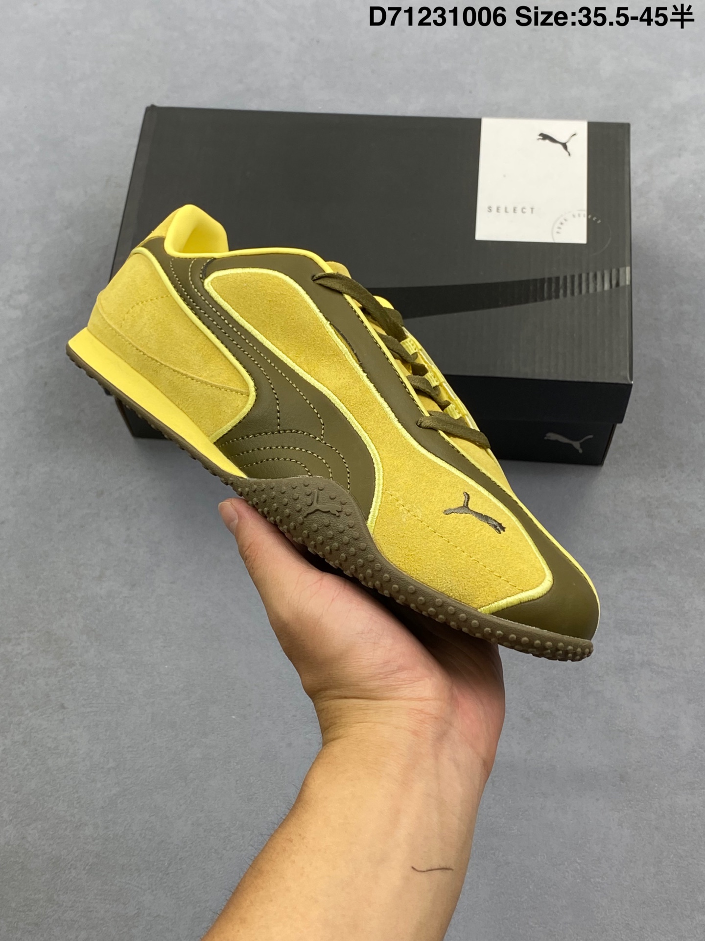 💰115
彪马 PUMA Bella UT 时尚百搭 舒适 防滑 低帮 生活休闲鞋 薄底鞋。继将 Speedcat OG 带回后，Puma 再以档案室的经典鞋型 Bella OG 为蓝本，推出契合时下薄底球鞋趋势的 Bella UT 鞋款。鞋面采用上乘皮革材质，并延续 Formstrip 设计语言；鞋头处采用包头设计，搭配麂皮材质提升质感；鞋底部分保留 Bella 鞋款标志性的薄底和点状橡胶外底，上翘的设计包裹鞋面；鞋舌与鞋跟分别点缀美洲狮 Logo 与品牌字母 Logo。本次鞋款搭载 SOFTFOAM+ 鞋垫，兼顾美学设计与穿着舒适度。提供白、黄、蓝、银、粉五款颜色。

货号:  404709 04
尺码:  36-45含半码
编码: D71231006