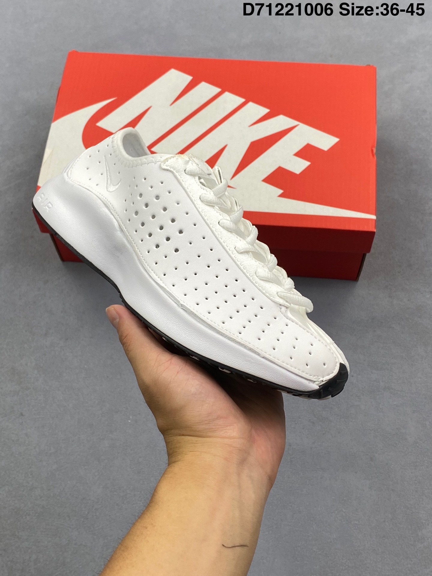 Nike Air Superfly耐克2025新款减震复古跑鞋 穿孔设计不仅增添了细节,还提高了透气性,确保佩戴者全天舒适. 该鞋采用泡沫中底并配备 Nike Air 单元,提供轻质缓震效果.这种设置带来了灵敏的穿着感受,非常适合日常穿着.双色调橡胶外底搭配黑色和霓虹绿点缀,既增强了抓地力和耐用性,又使这双鞋兼具实用与时尚. 货号:IB5824-001 HJ8082-002 HJ8082-302 HJ8082-601 IB5824-200 尺码:如图 编码D71221006