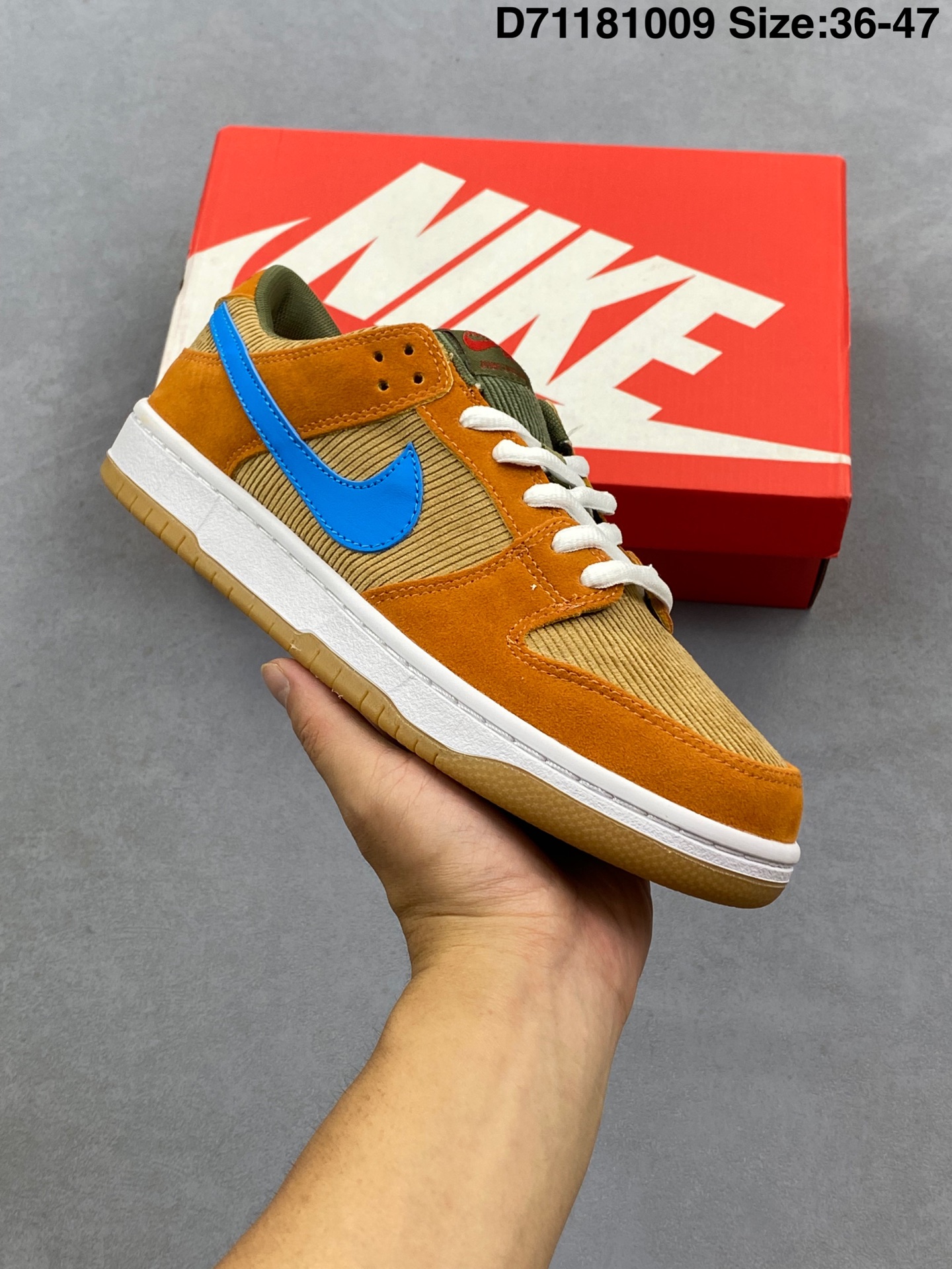 Nike SB Dunk Low Pro "Bart Simpson" 耐克 SB 低帮 黄橙色辛普森 整体配色以鲜艳醒目的红、黄、蓝撞色呈现,酷似《辛普森一家》的主角巴特.辛普森的形象.鞋身整体以黄色荔枝纹皮革打造,搭配红色麂皮框架覆盖层,质感表现相当不俗;鞋舌红色绣标上以白色Nike Swoosh Logo呈现,更加突出视觉层次感;鞋身两侧白色Swoossh Logo和蓝色内衬更加完善了巴特.辛普森的角色构色,最后以白色中底和蓝色橡胶外底收尾,完善z整体设计. 货号:BQ6817-602 半 D71181009