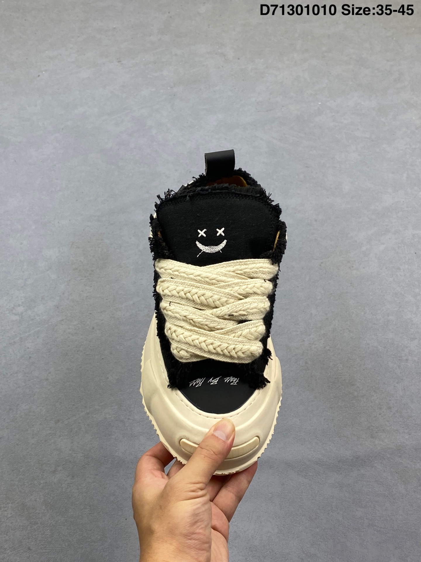 💰150
吴建豪同款乞丐鞋 高品质高版本 ;这款Pea∁×by pie∁×设计前卫,以三双拼接一双,鞋带和鞋舌的地方运用了毛边的设计,乞丐系列 xVESSEL号称是世界上第一双软木硫化鞋的鞋,没几家敢用真木头去做这货😂认准我的是真软木版本⚠绝非市面滴胶版本.仔细看鞋底,会露出一部分的软木,充满了艺术感和复古的感觉,同时鞋子的设计颇有解构与重组的设计感,这也是这双鞋看起来像帆布鞋,却很有科幻感和空间感的原因所在。 中底软木填充 把古法手工皮鞋工艺与硫化鞋完美结合鞋面的设计也是沿袭了解构与重组的设计风格,将酷帅进行到底
如图D71301010