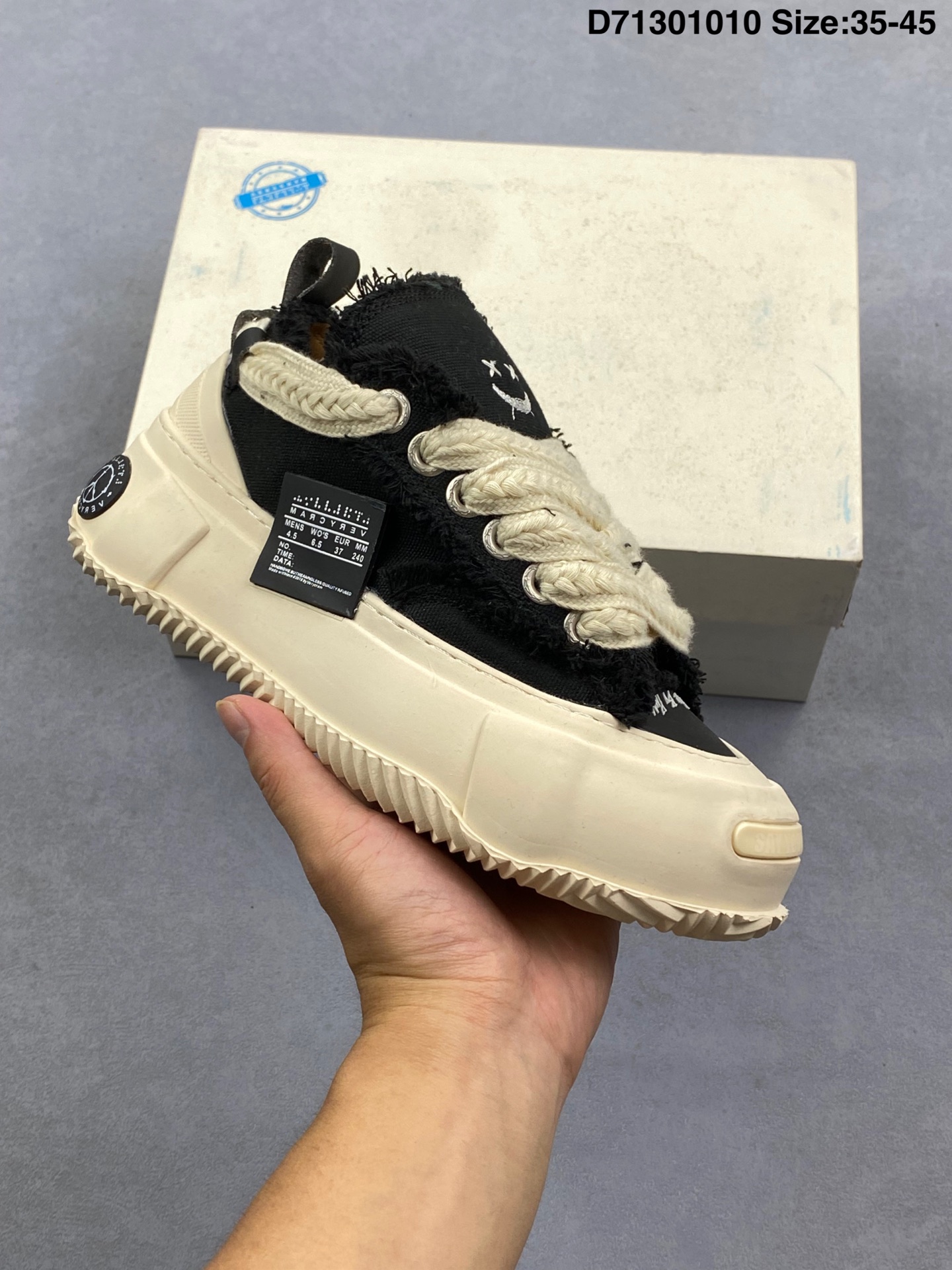 合集💰150
吴建豪同款乞丐鞋 高品质高版本 ；这款Pea∁×by pie∁×设计前卫，以三双拼接一双，鞋带和鞋舌的地方运用了毛边的设计，乞丐系列 xVESSEL号称是世界上第一双软木硫化鞋的鞋，没几家敢用真木头去做这货😂认准我的是真软木版本⚠绝非市面滴胶版本.仔细看鞋底，会露出一部分的软木，充满了艺术感和复古的感觉，同时鞋子的设计颇有解构与重组的设计感，这也是这双鞋看起来像帆布鞋，却很有科幻感和空间感的原因所在。 中底软木填充 把古法手工皮鞋工艺与硫化鞋完美结合鞋面的设计也是沿袭了解构与重组的设计风格，将酷帅进行到底
如图D71301010