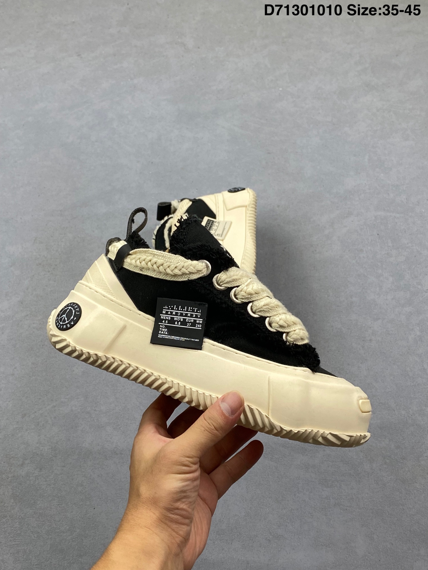 💰150
吴建豪同款乞丐鞋 高品质高版本 ;这款Pea∁×by pie∁×设计前卫,以三双拼接一双,鞋带和鞋舌的地方运用了毛边的设计,乞丐系列 xVESSEL号称是世界上第一双软木硫化鞋的鞋,没几家敢用真木头去做这货😂认准我的是真软木版本⚠绝非市面滴胶版本.仔细看鞋底,会露出一部分的软木,充满了艺术感和复古的感觉,同时鞋子的设计颇有解构与重组的设计感,这也是这双鞋看起来像帆布鞋,却很有科幻感和空间感的原因所在。 中底软木填充 把古法手工皮鞋工艺与硫化鞋完美结合鞋面的设计也是沿袭了解构与重组的设计风格,将酷帅进行到底
如图D71301010