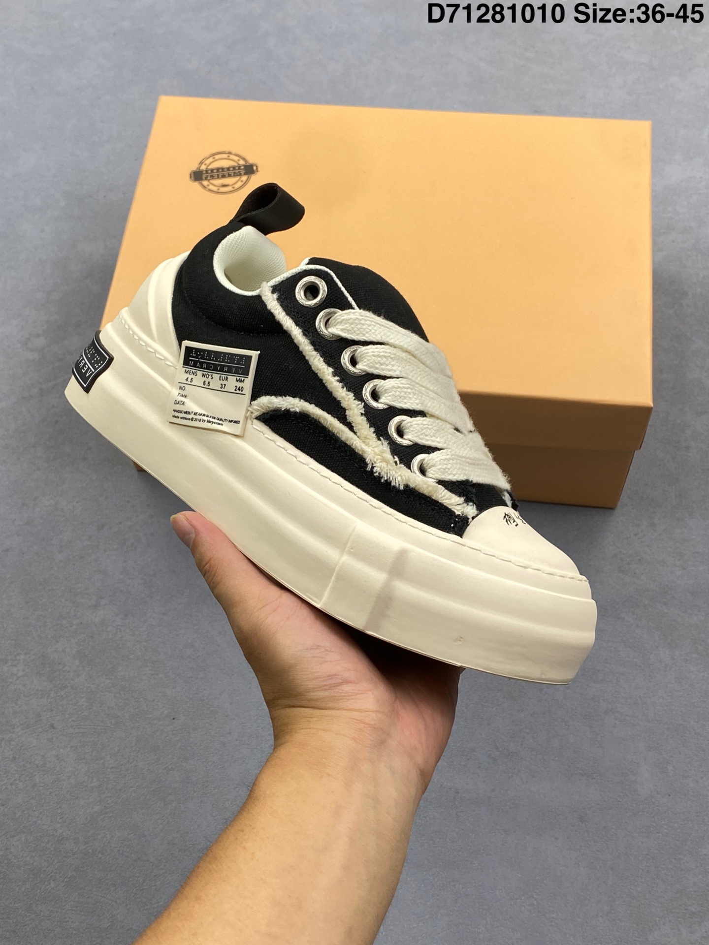 💰140
吴建豪同款乞丐鞋 高品质高版本 ；这款Pea∁×by pie∁×设计前卫，以三双拼接一双，鞋带和鞋舌的地方运用了毛边的设计，乞丐系列 xVESSEL号称是世界上第一双软木硫化鞋的鞋，没几家敢用真木头去做这货😂认准我的是真软木版本⚠绝非市面滴胶版本.仔细看鞋底，会露出一部分的软木，充满了艺术感和复古的感觉，同时鞋子的设计颇有解构与重组的设计感，这也是这双鞋看起来像帆布鞋，却很有科幻感和空间感的原因所在。 中底软木填充 把古法手工皮鞋工艺与硫化鞋完美结合鞋面的设计也是沿袭了解构与重组的设计风格，将酷帅进行到底
如图D71281010